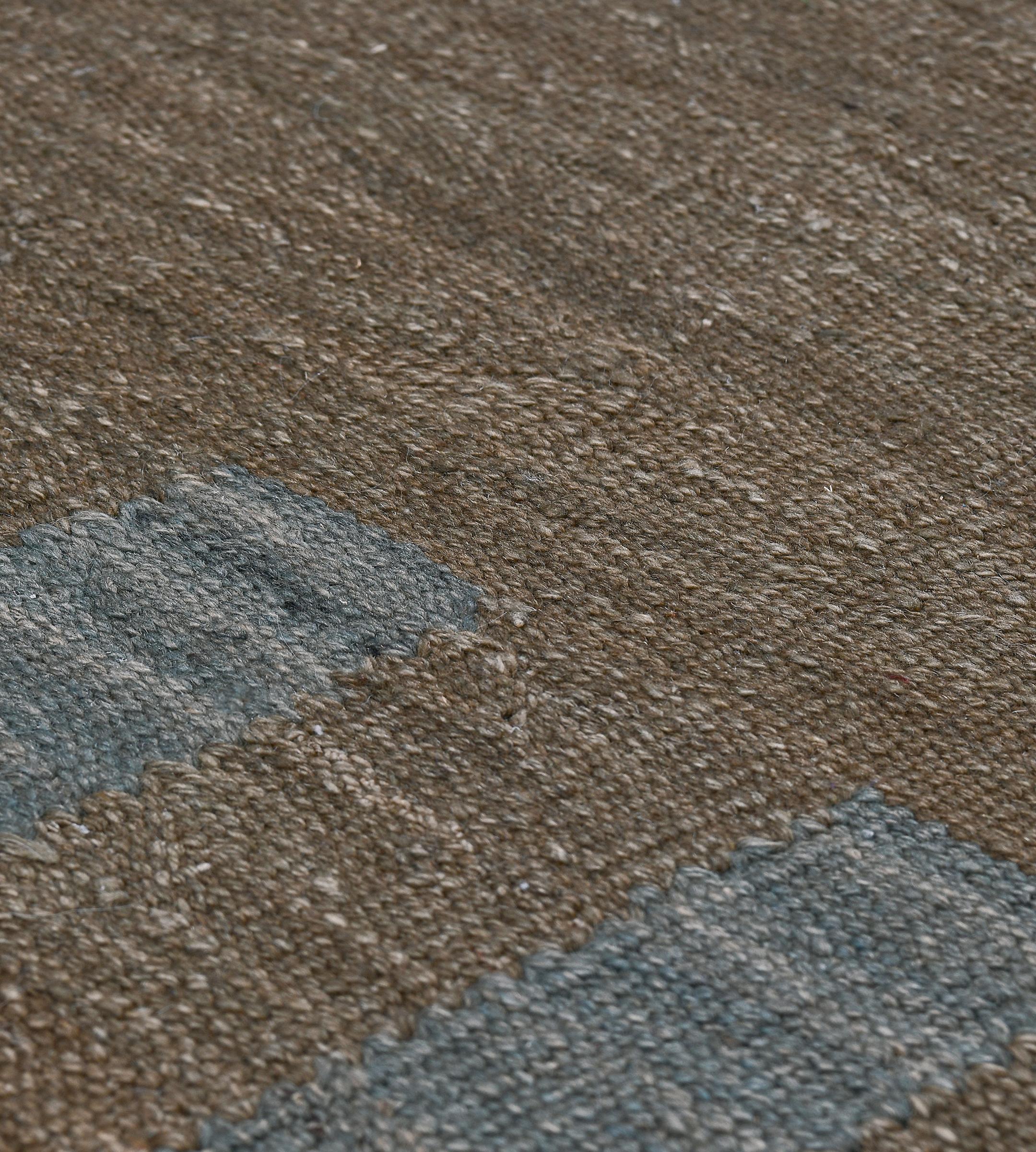 Tappeto Kilim moderno in lana intrecciata a mano a strisce blu e marrone in vendita 1