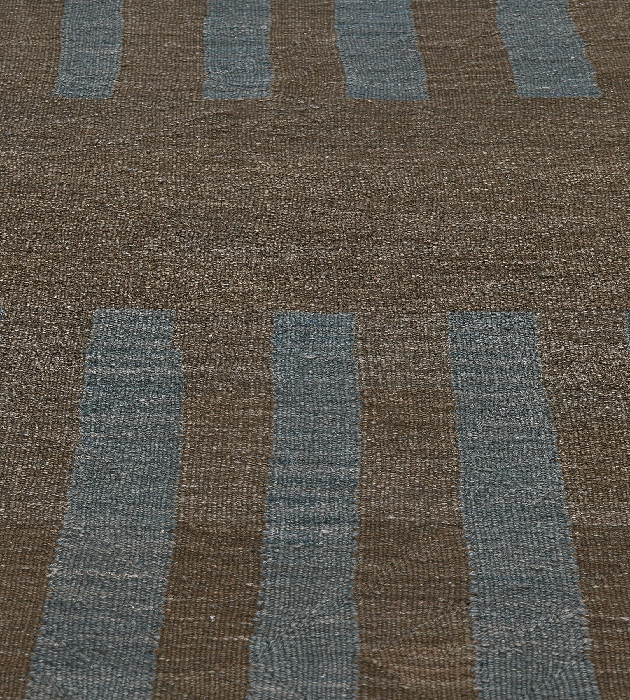 Tappeto Kilim moderno in lana intrecciata a mano a strisce blu e marrone in vendita 2