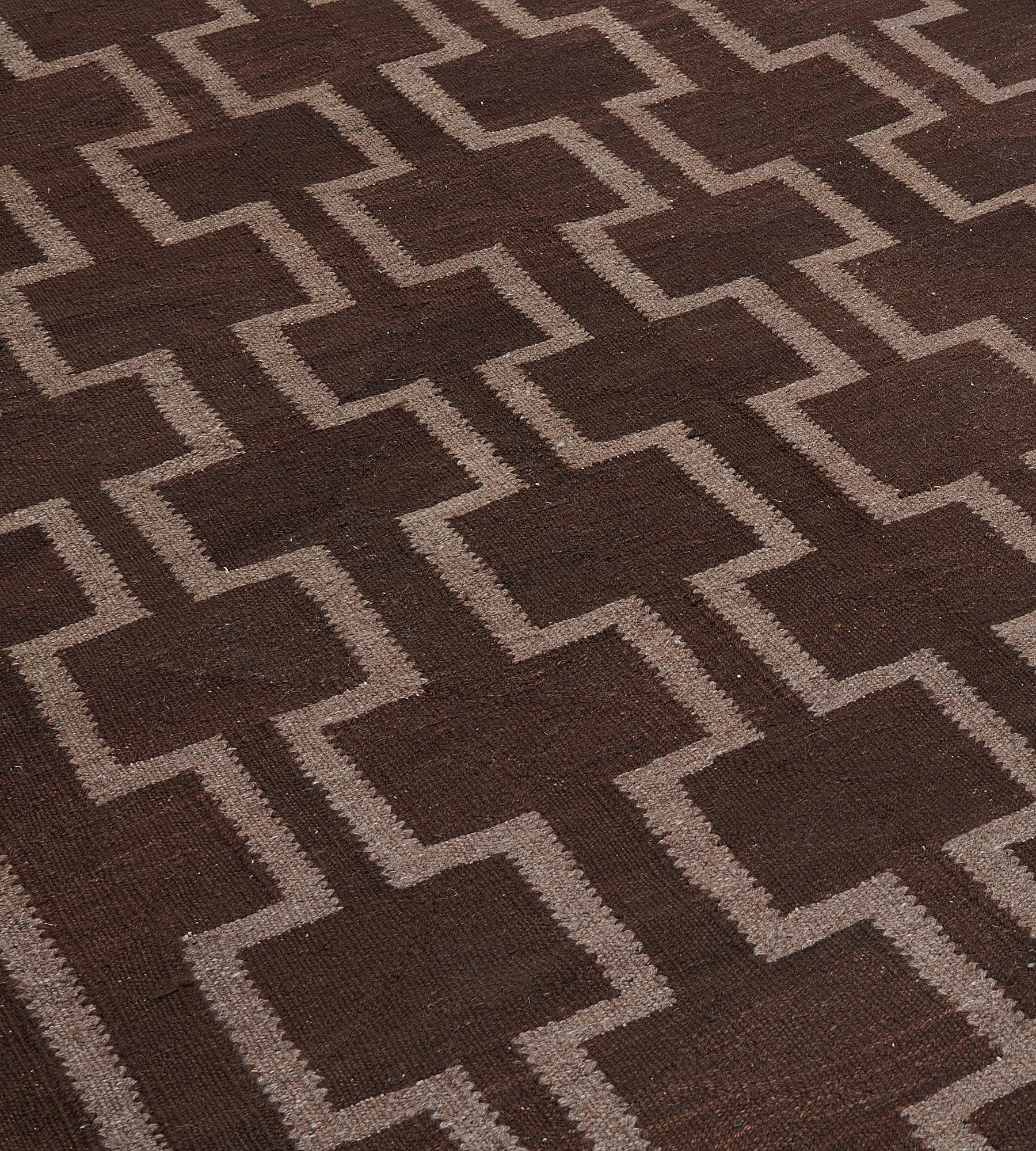 Dieser Flachgewebe-Teppich aus der Mansour Modern Collection wird von Meisterwebern unter Verwendung der besten Techniken und Materialien handgewebt.