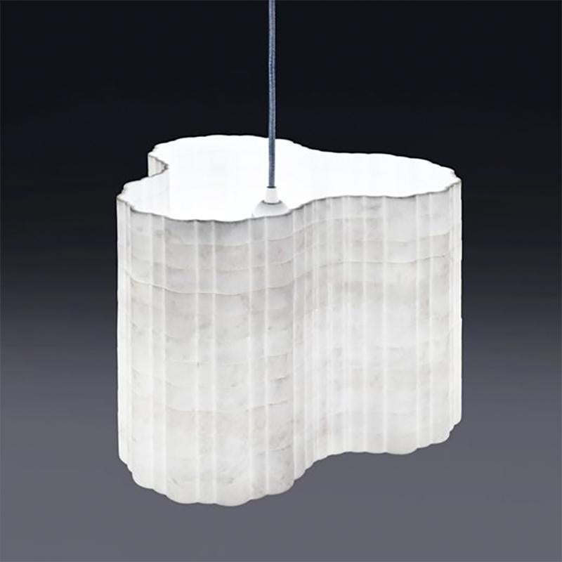 Poli Lampe suspendue moderne en marbre blanc poli taillé en jais d'eau Paolo Ulian, fabriquée à la main en vente