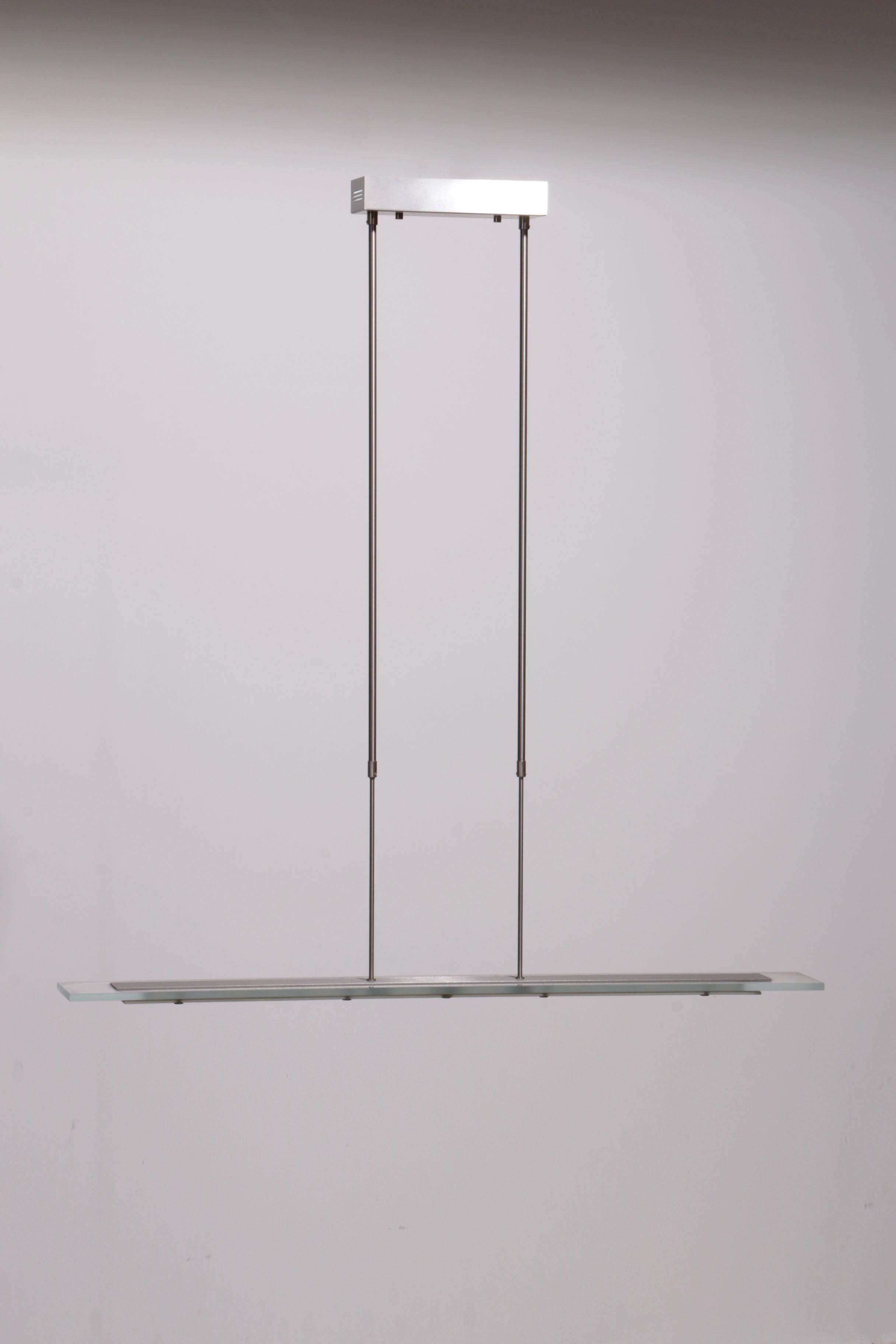 The glass plate lamp with clear glass is described by many as sleek, elegant and modern. This stylish lamp is perfect for any room and offers you the opportunity to adjust the atmosphere to your liking. Thanks to the innovative motion dimmer, you