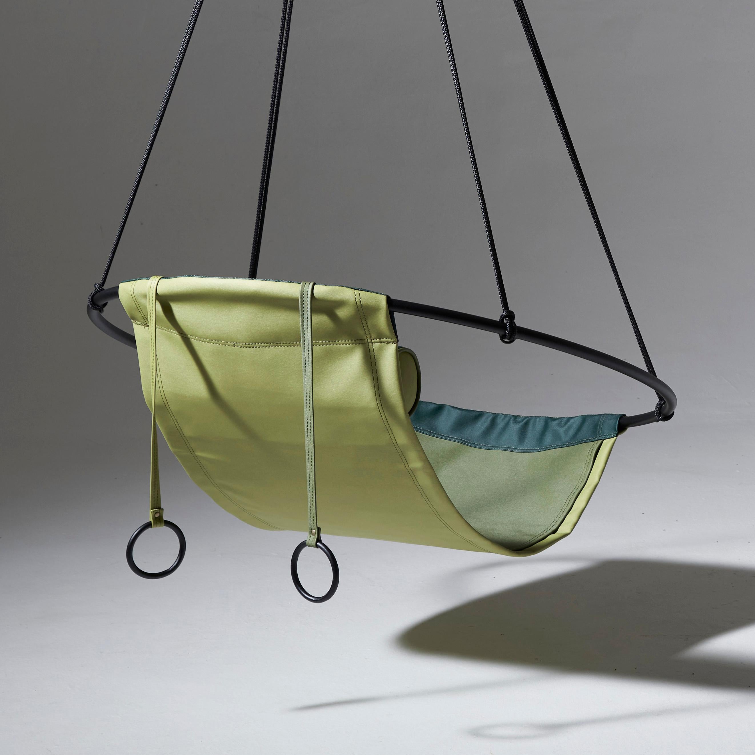 XXIe siècle et contemporain Chaise longue suspendue moderne pour l'extérieur en vert, personnalisable en vente