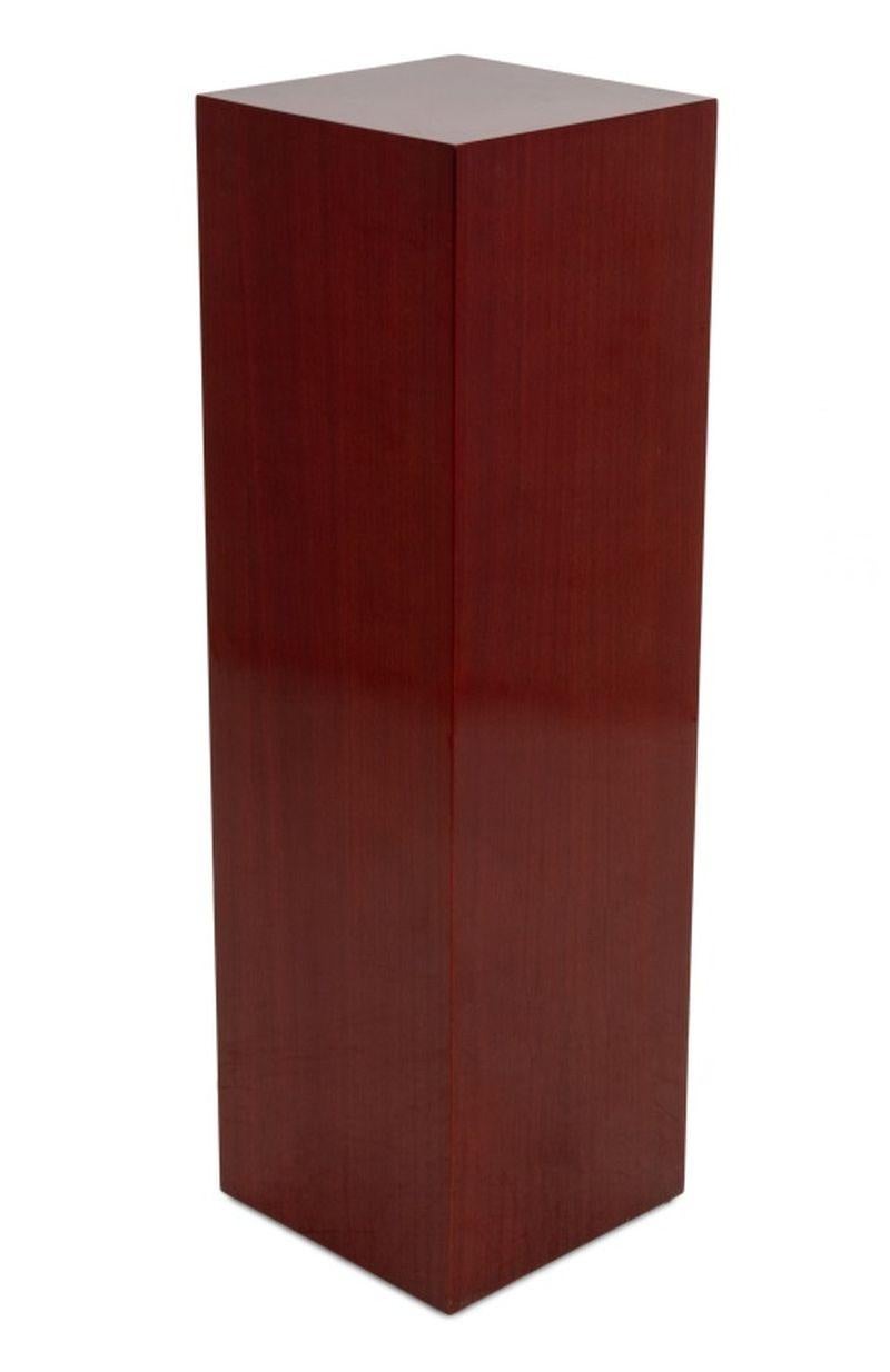 Guéridon moderne en bois dur, finition laquée cerise. 40,5