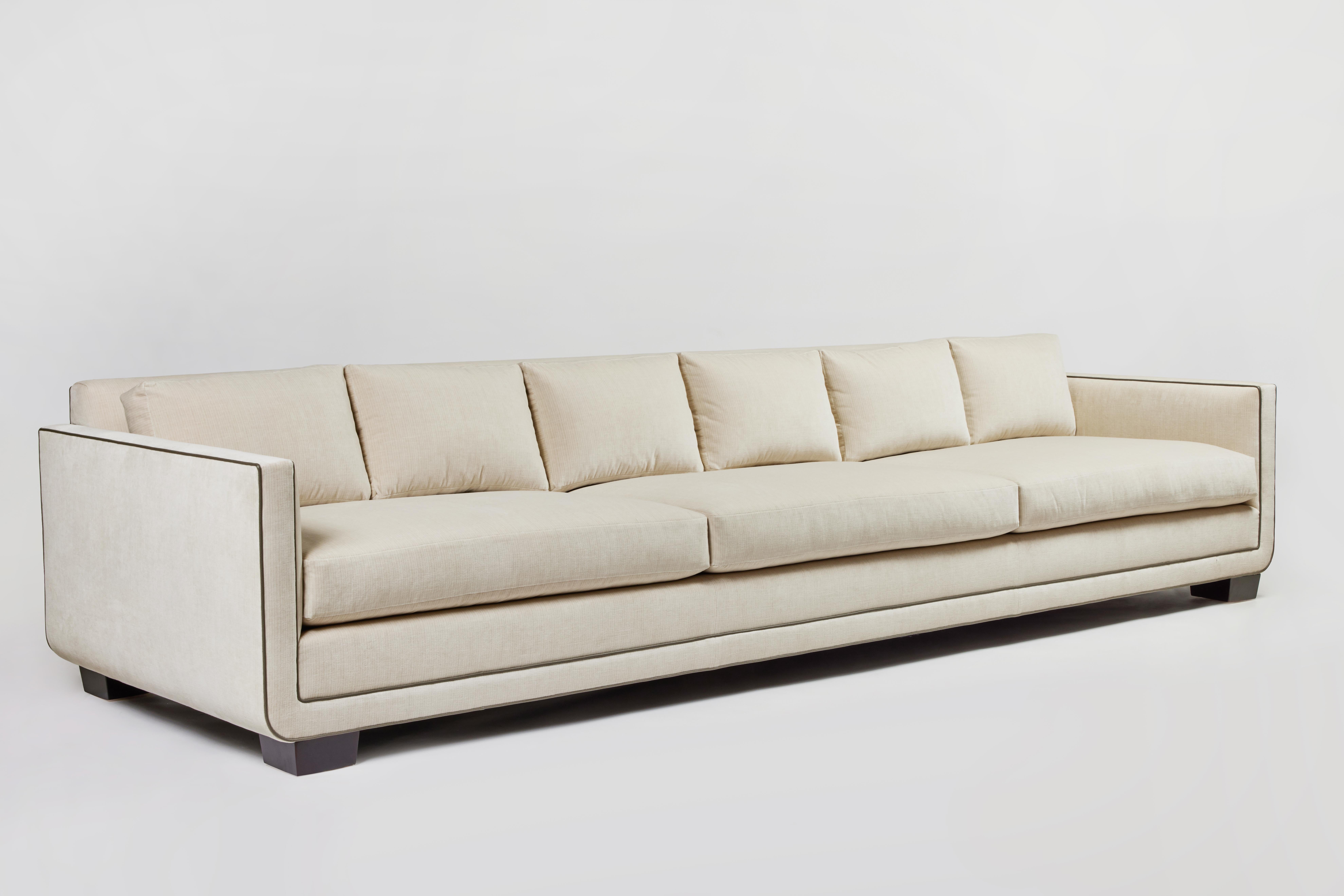 Canapé Harrison 120 avec détail de base incurvée par Martin & Brockett, 10 pieds de long en vente 4