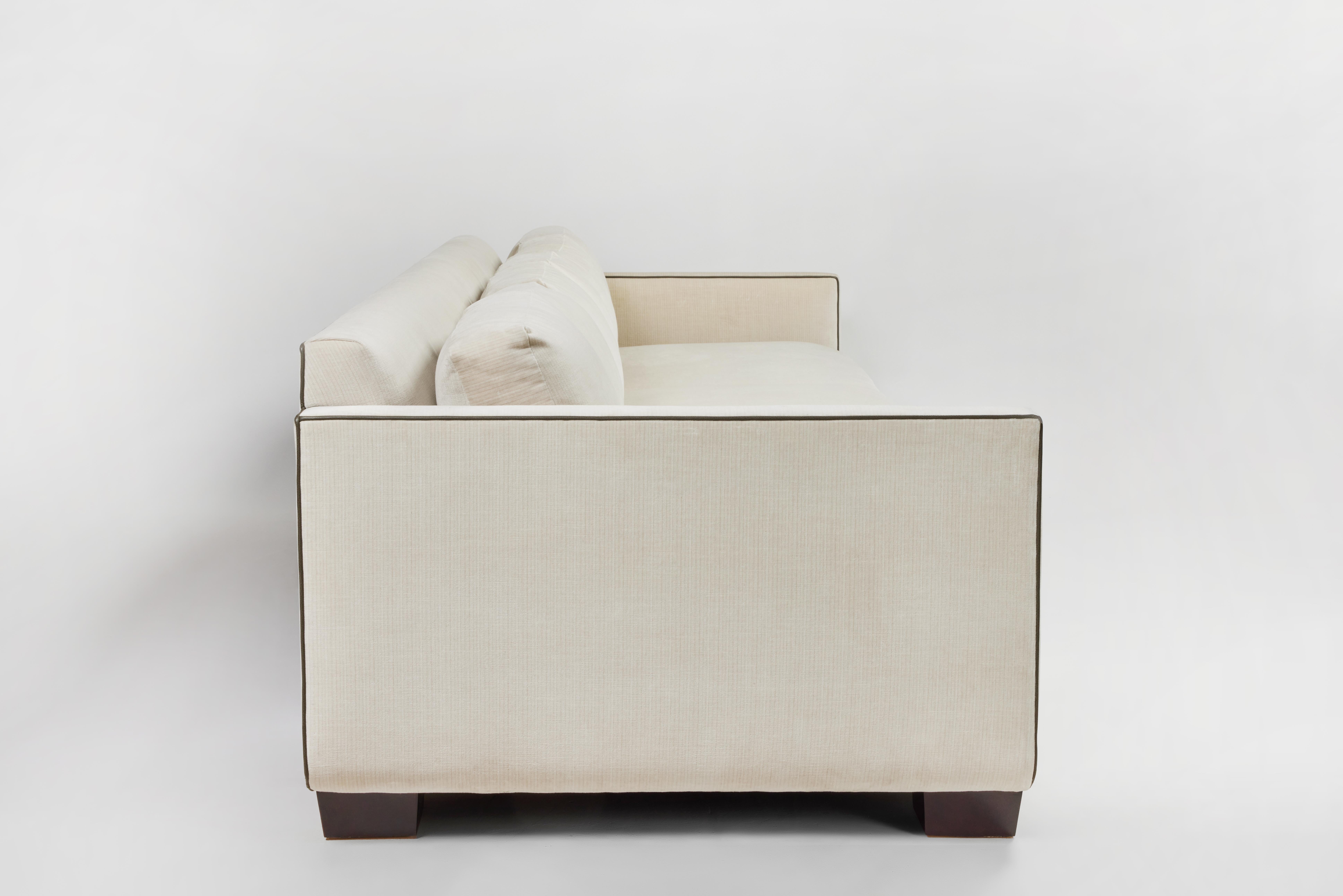 Canapé Harrison 120 avec détail de base incurvée par Martin & Brockett, 10 pieds de long en vente 9