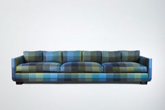 Divano moderno Martin Harrison 120 con dettaglio della base curva di Martin & Brockett, lungo 10 piedi