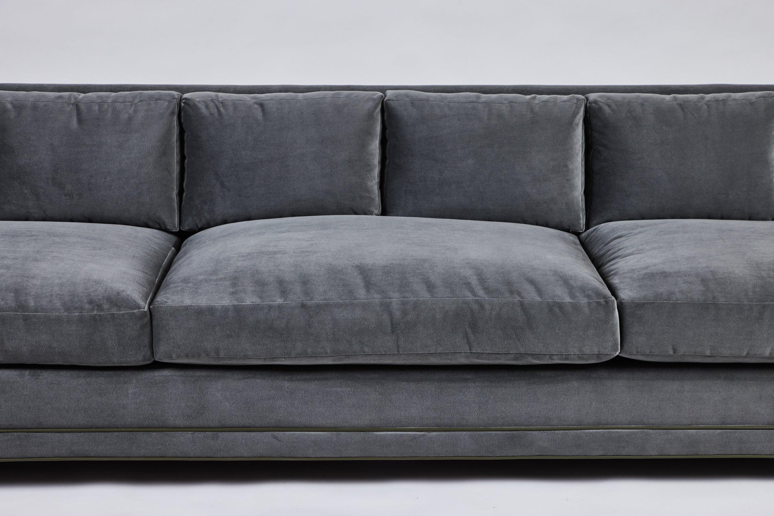 Canapé Harrison 120 avec détail de base incurvée par Martin & Brockett, 10 pieds de long en vente 3