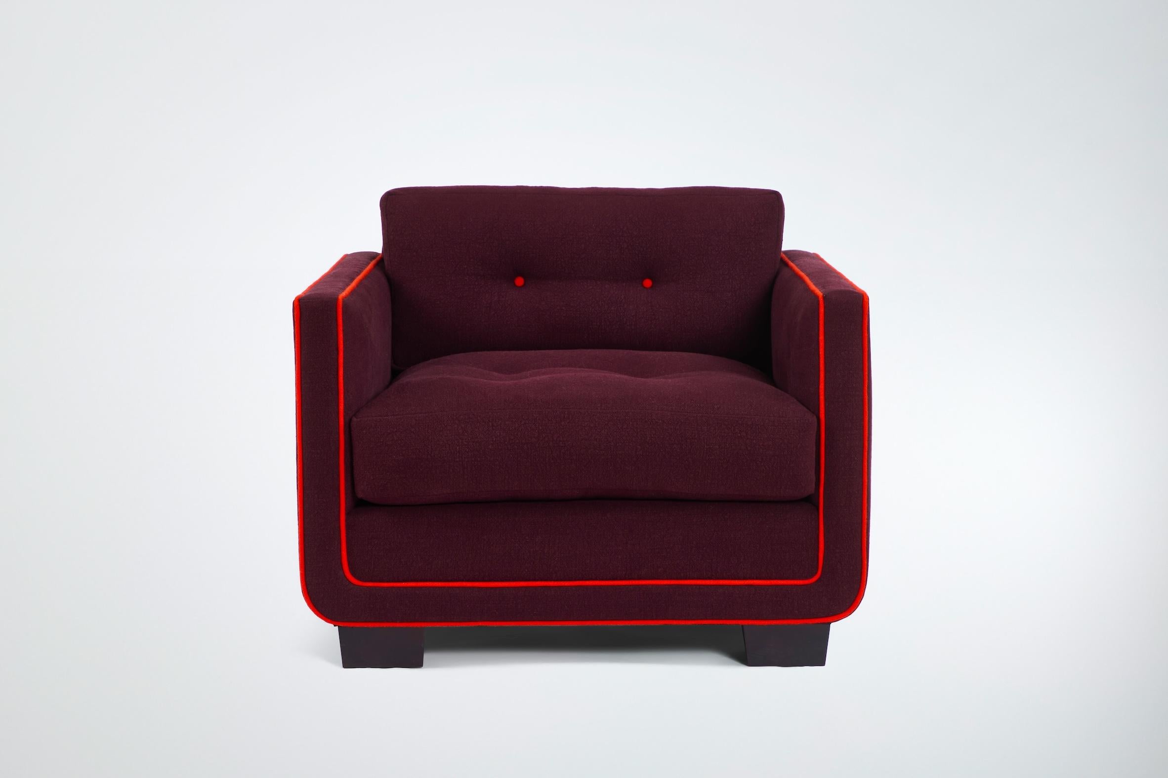 La sedia Martin and Brockett, Tufted, è costituita da una struttura snella che si curva alla base per ospitare un mix profondo ma ordinato (1 su 1) di cuscini di schienale e di seduta con ciuffi sciolti. 

Venduto solo come C.C. I.M. - 9 metri

Fa
