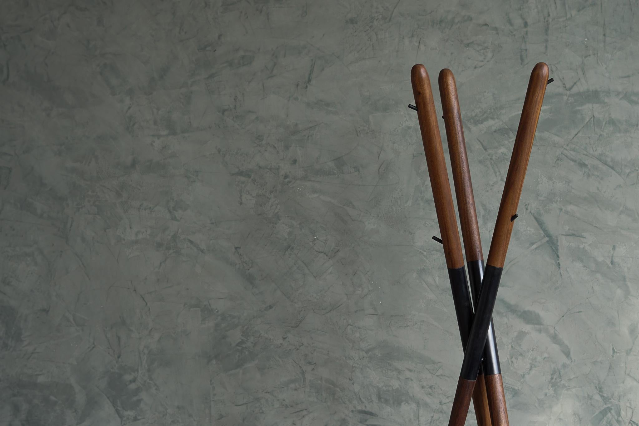 Der Hashi-Garderobenständer ist einem weithin bekannten Werkzeug nachempfunden, den Essstäbchen. Hergestellt aus Nussbaumholz und geschwärztem Stahl. Das Hashi ahmt die Einfachheit und Zeitlosigkeit dieses uralten Werkzeugs nach, das täglich von