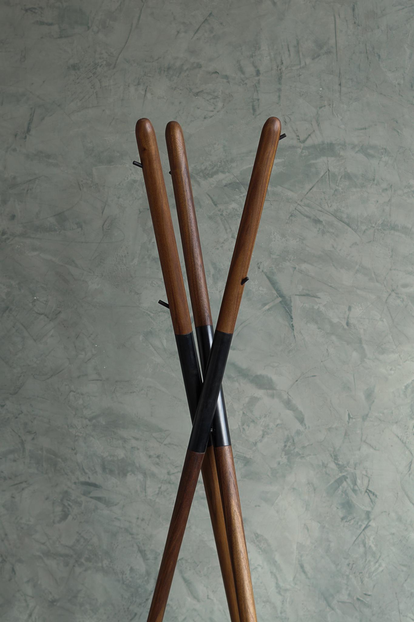 Moderner moderner Hashi-Mantelständer aus Nussbaumholz und geschwärztem Stahl (amerikanisch) im Angebot