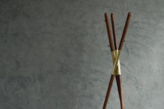 Porte-manteaux Hashi moderne en noyer et noyer En laiton poli par Ordinal Indicator