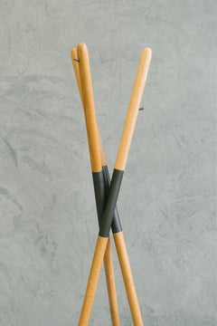 Porte-manteaux Hashi moderne en chêne blanc et laiton noirci par Ordinal Indicator