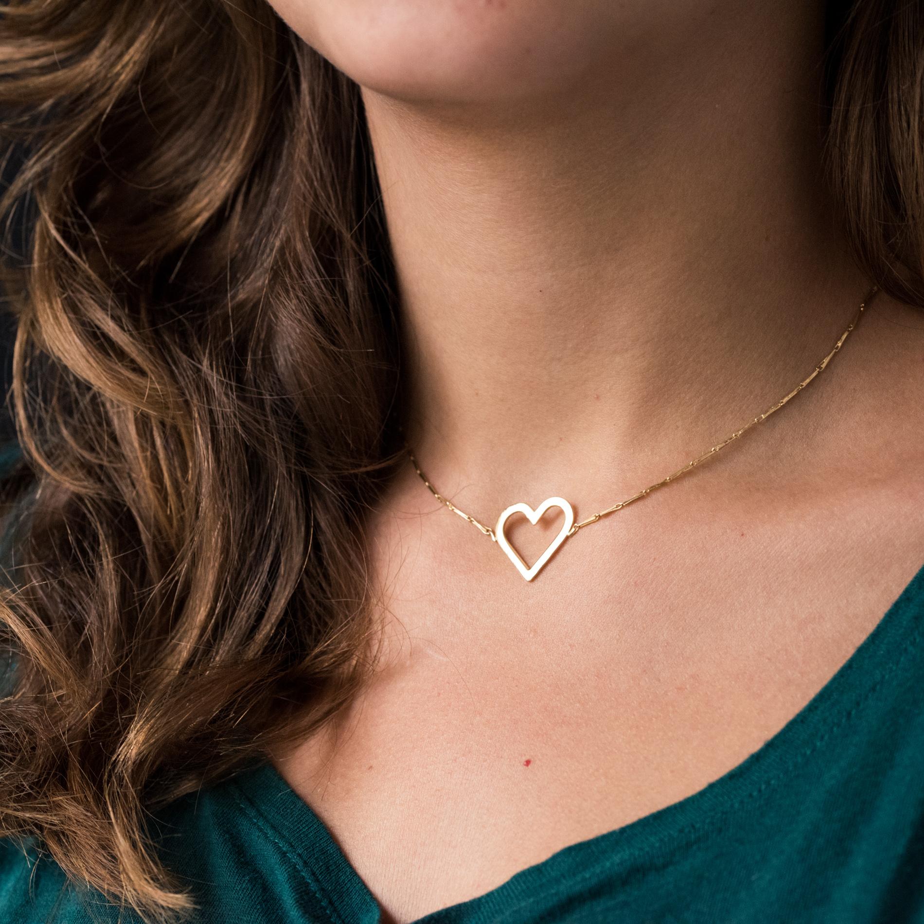 Necklace in 18 karats yellow gold.
Delicate gold necklace it consists of a pendant heart- shaped retained on both sides by a fine chain oat grain mesh. The clasp is a spring ring.
Length of the chain: 38,5 cm, thickness: 0,8mm, height of the motif: