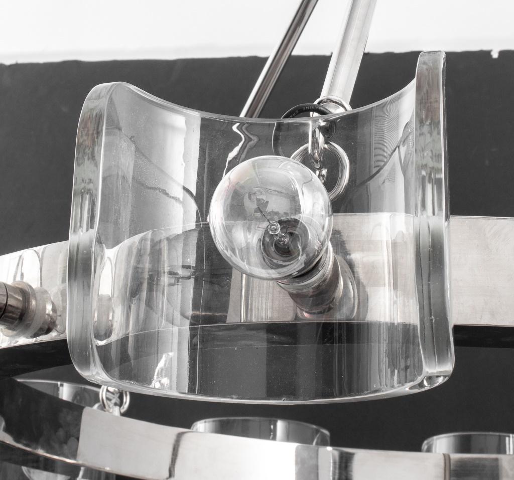 Moderne Hängelampe Helios mit drei silberfarbenen Metallrohren, die einen Kreis mit zwölf Glühbirnenfassungen und farblosen Glasschirmen halten.

Händler: S138XX