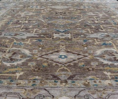 Moderner geometrischer Heriz-Teppich in Erdbraun und weichem Blau  9'0 x 10'6
