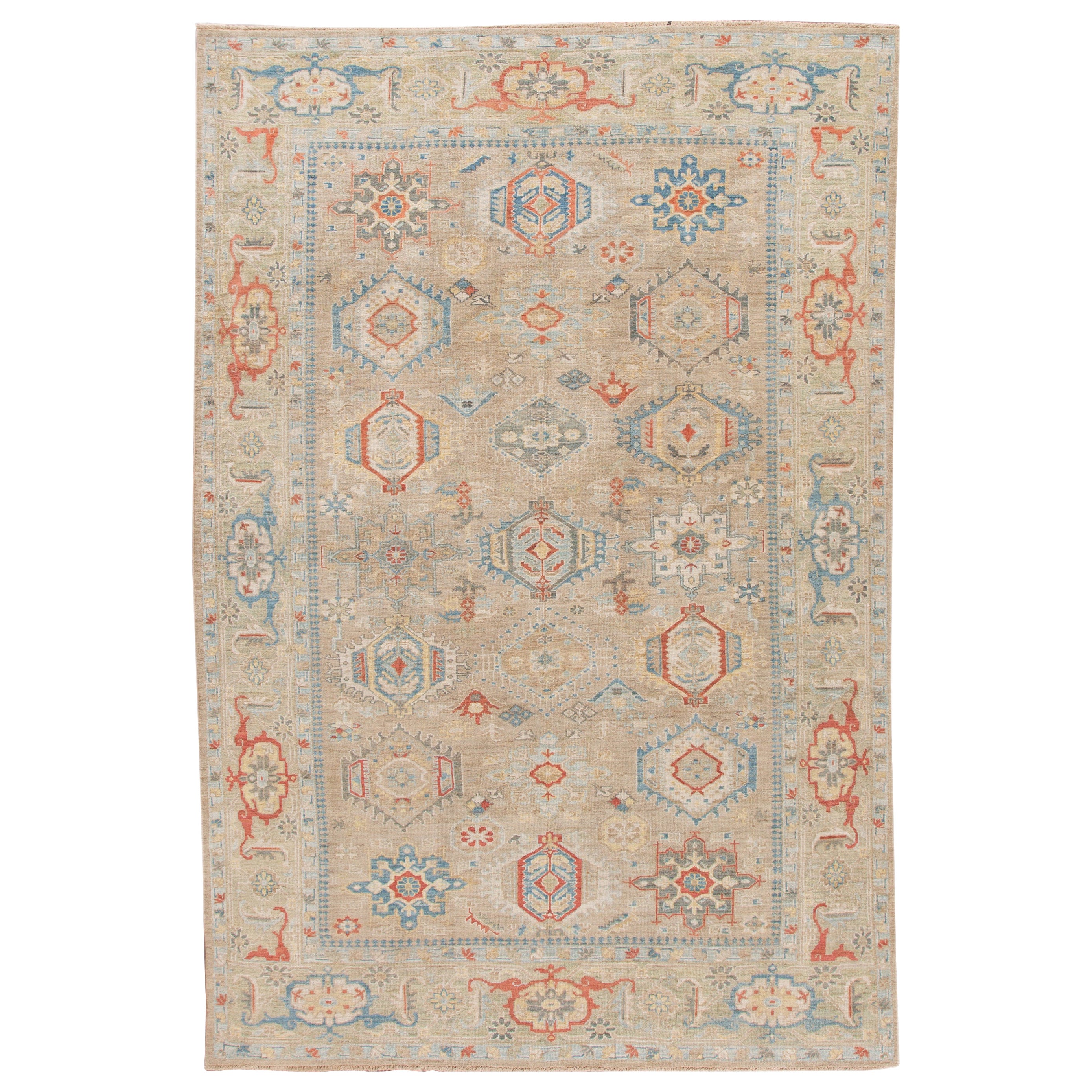 Moderner moderner handgefertigter beigefarbener geometrischer Wollteppich im Heriz-Stil mit Blumenmuster im Angebot