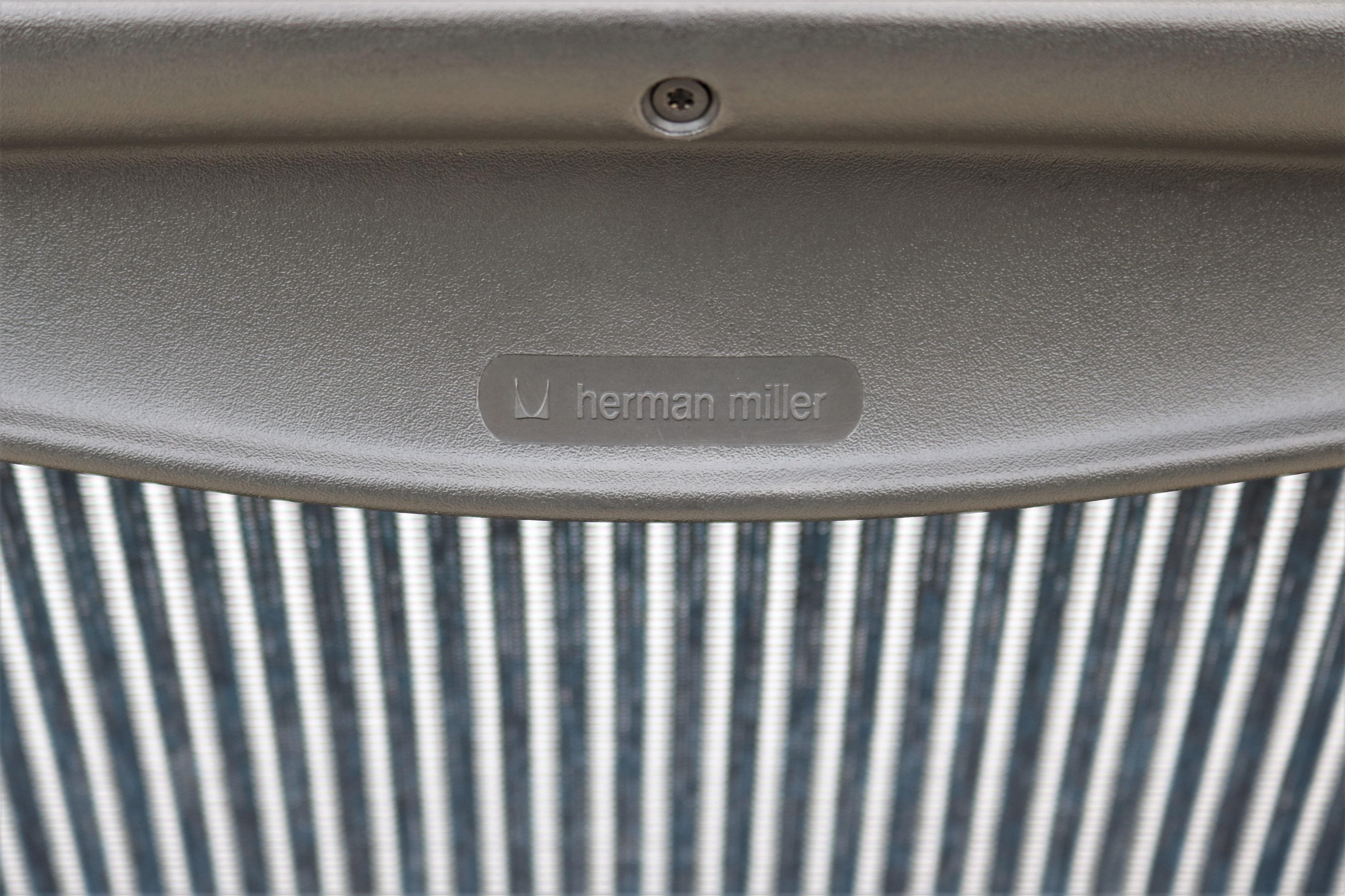 Modern Herman Miller Aeron Chair Size B in Blue Mesh Fabric Fully Adjustable 3
