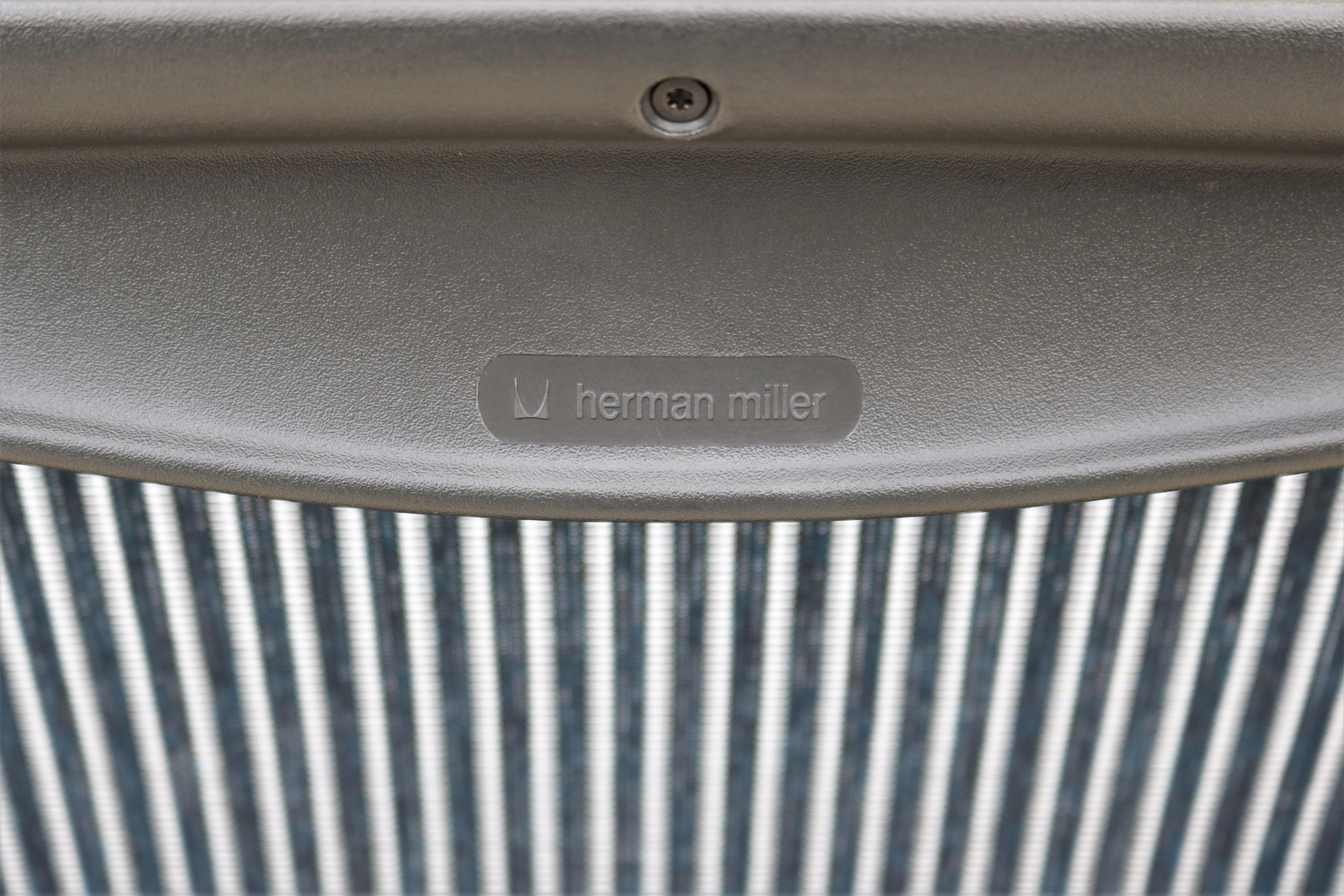 Modern Herman Miller Aeron Chair Size B in Blue Mesh Fabric Fully Adjustable 2
