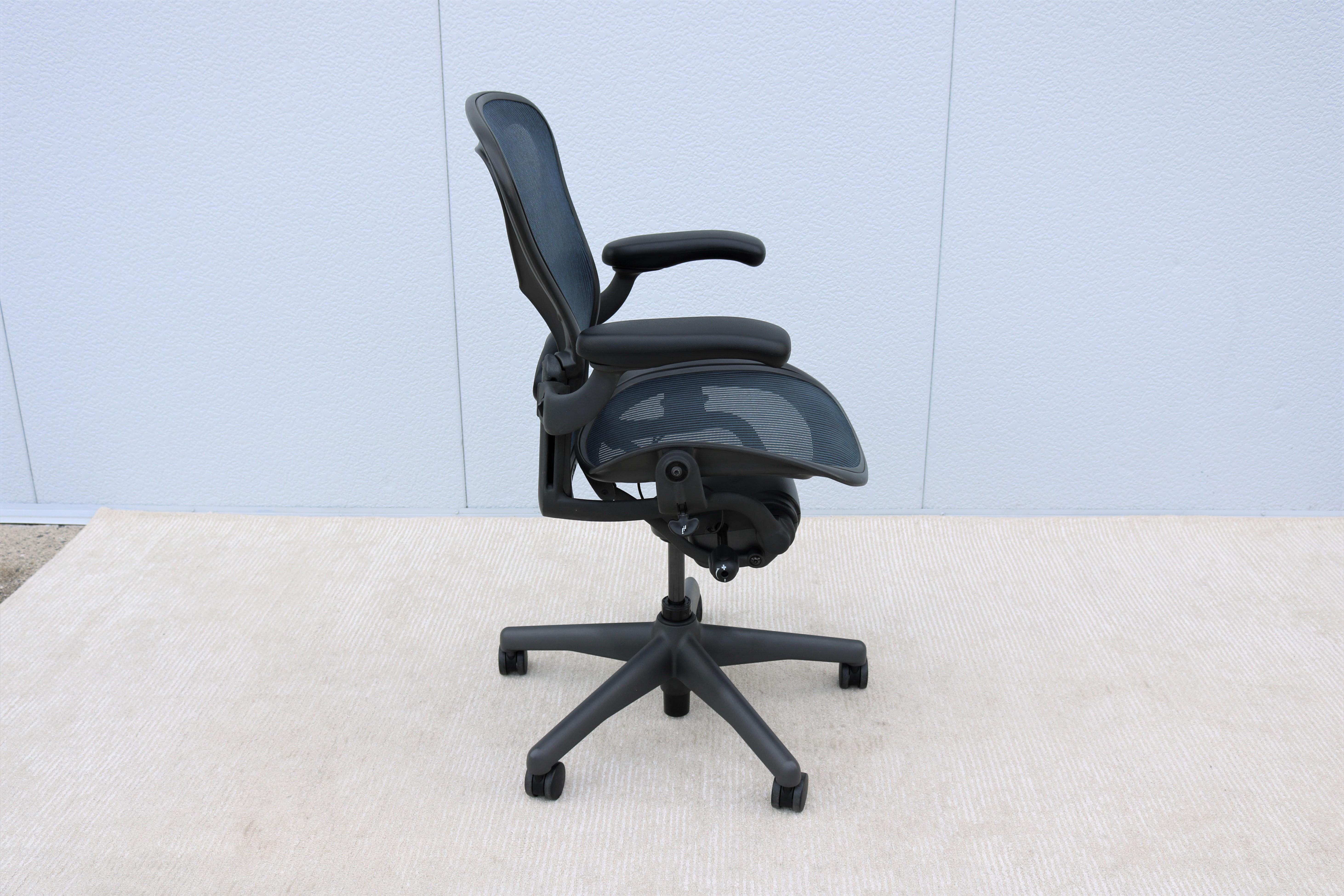 Modern Herman Miller Aeron Chair Size B in Blue Mesh Fabric Fully Adjustable In Good Condition In Secaucus, NJ