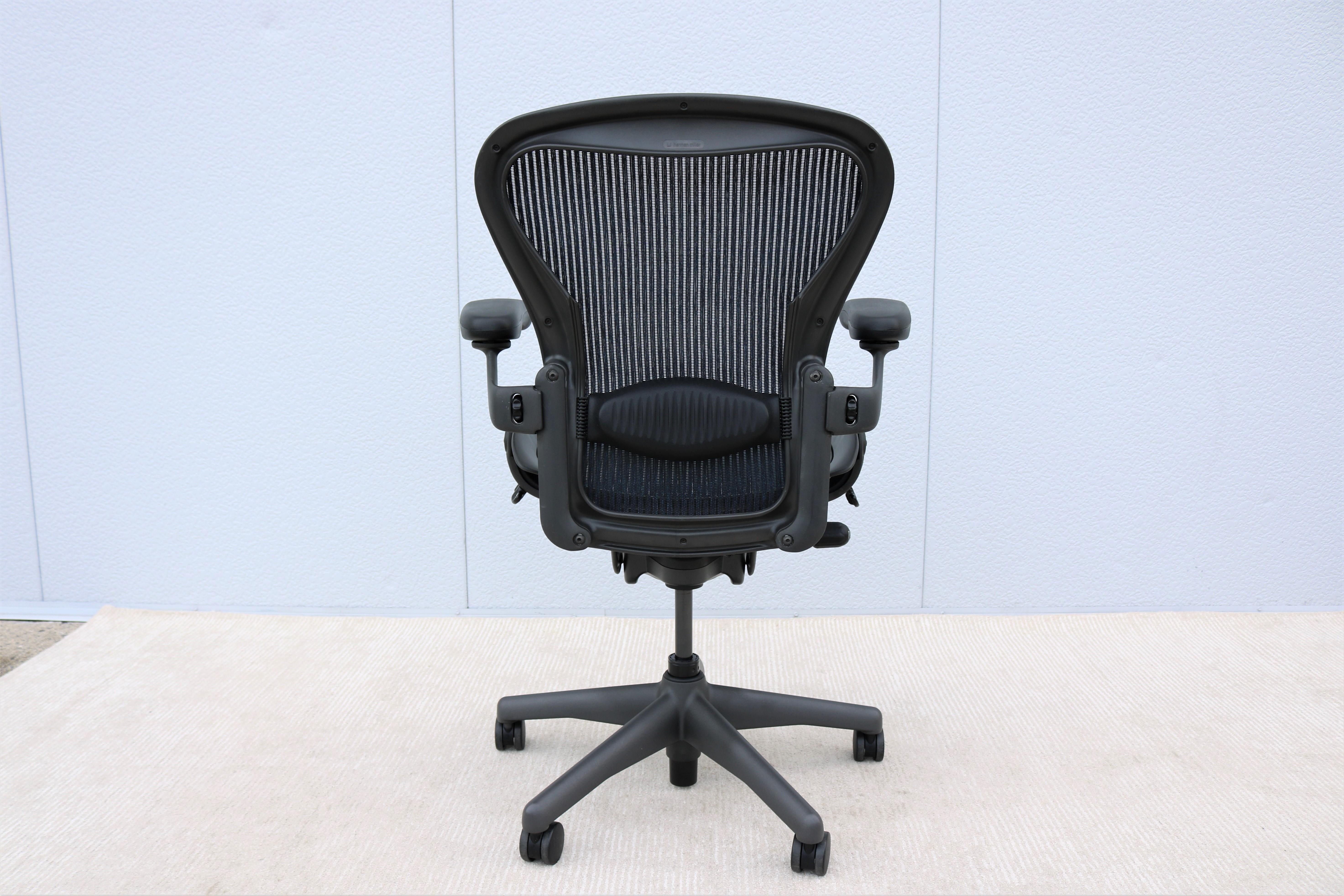 Modern Herman Miller Aeron Chair Size B in Blue Mesh Fabric Fully Adjustable In Good Condition In Secaucus, NJ