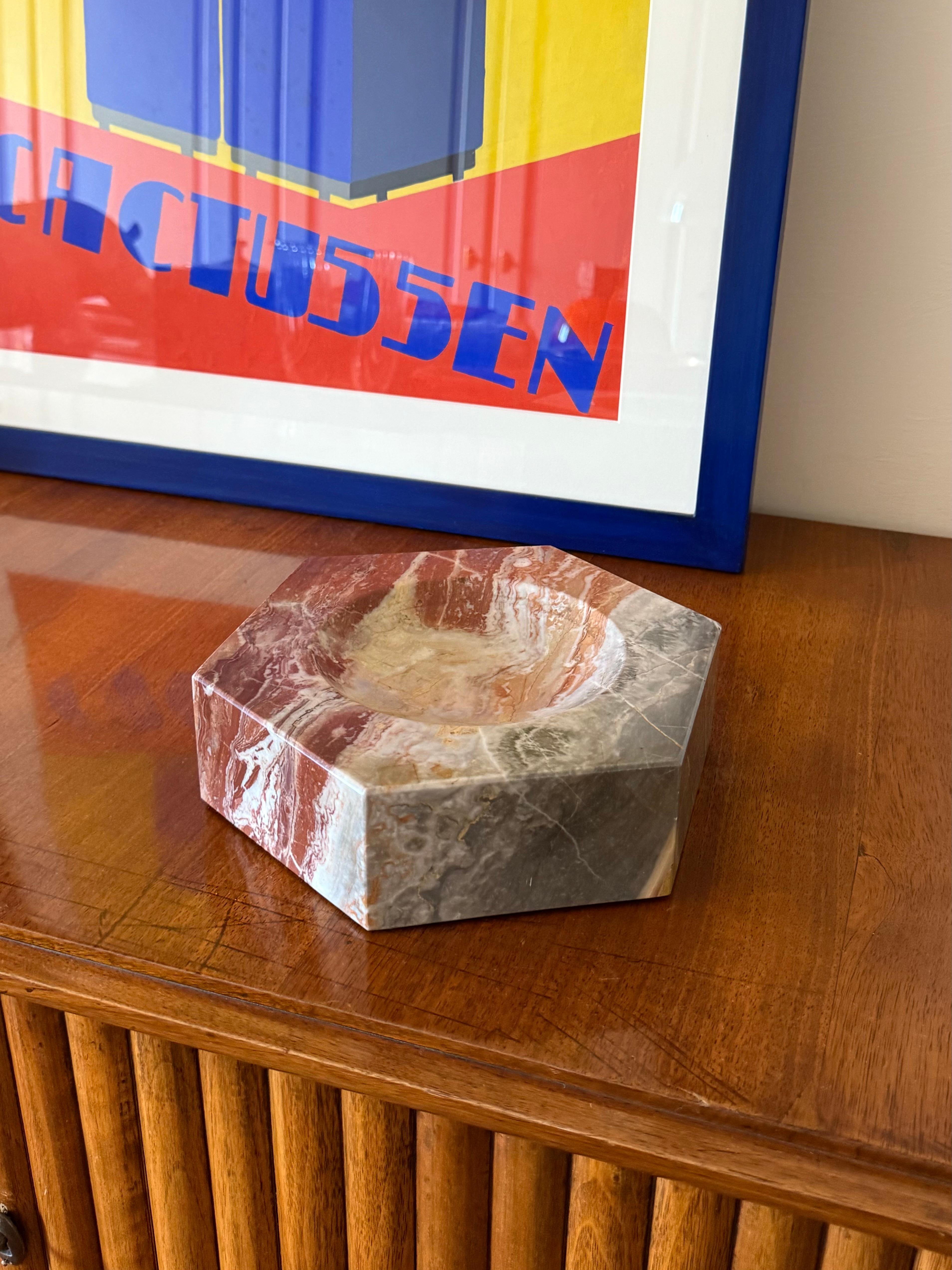 Luxury hexagonal multicolored marble ashtray bowl 

Italy, 1970s

23 cm diam. x 6.5 cm h

Conditions: excellent consistent with age and use. 