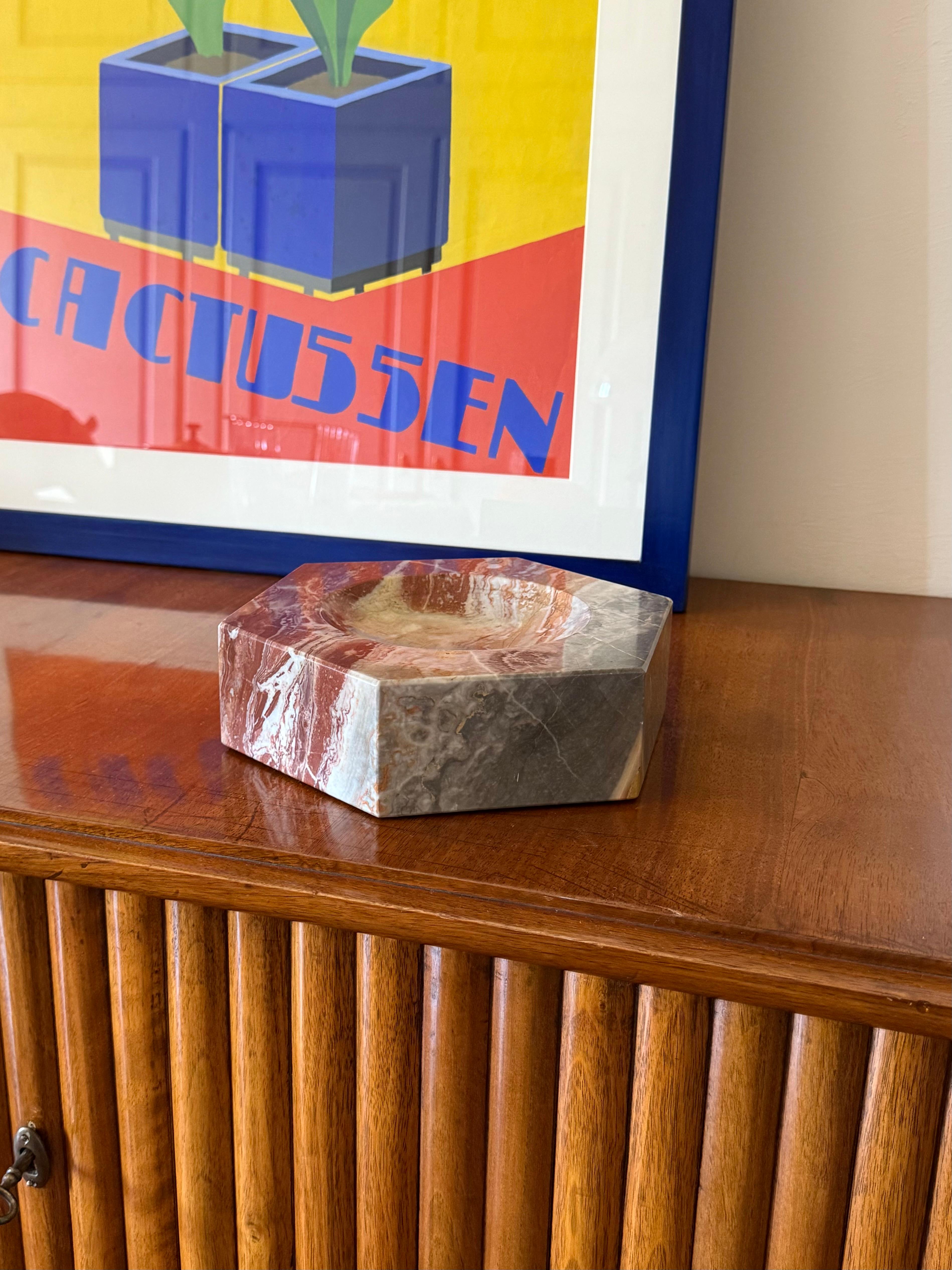 Mid-Century moderno Modern hexagonal multicolored marble ashtray bowl, Italy, 1970s in vendita