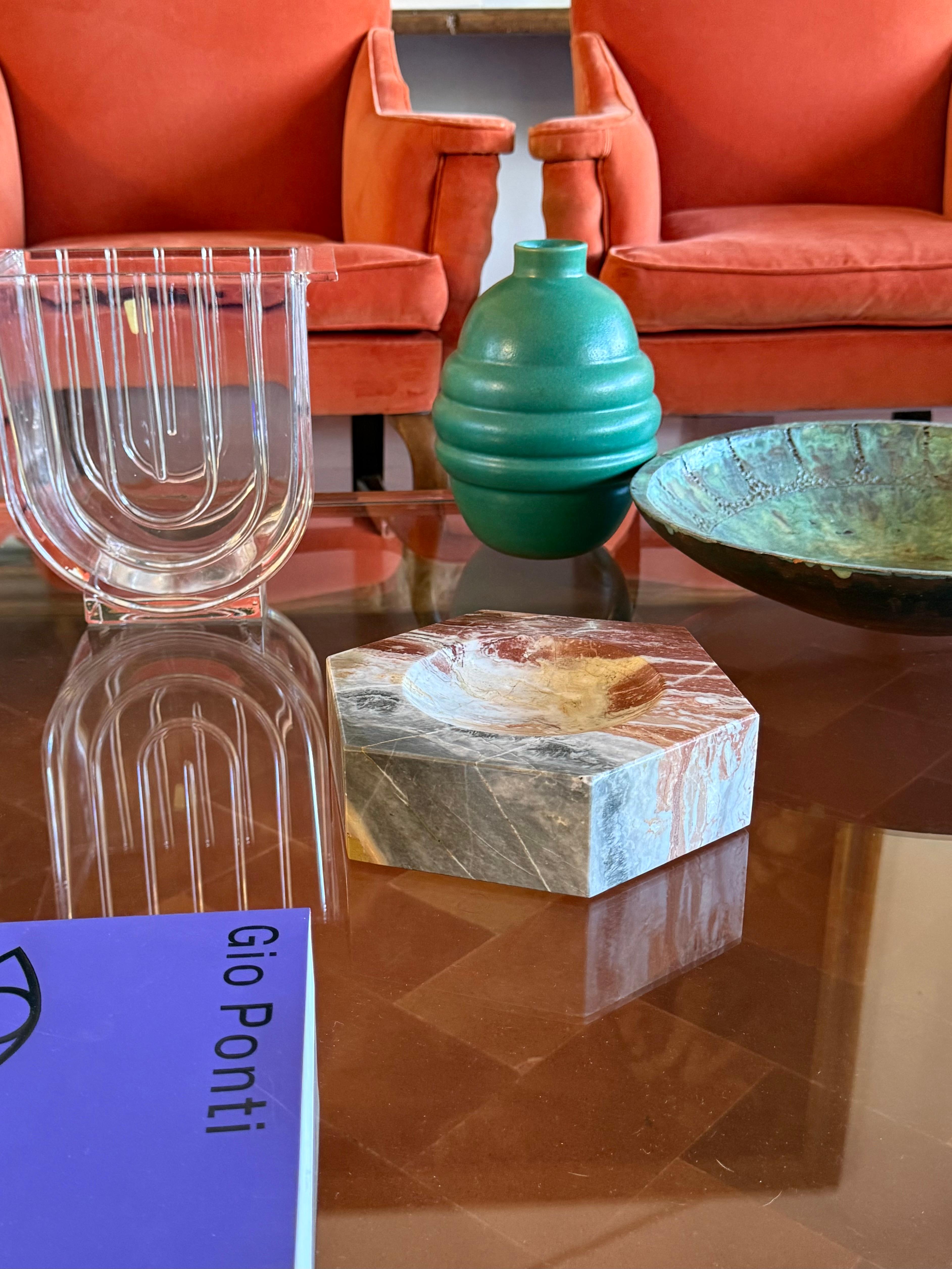 Italian Modern hexagonal multicolored marble ashtray bowl, Italy, 1970s in vendita