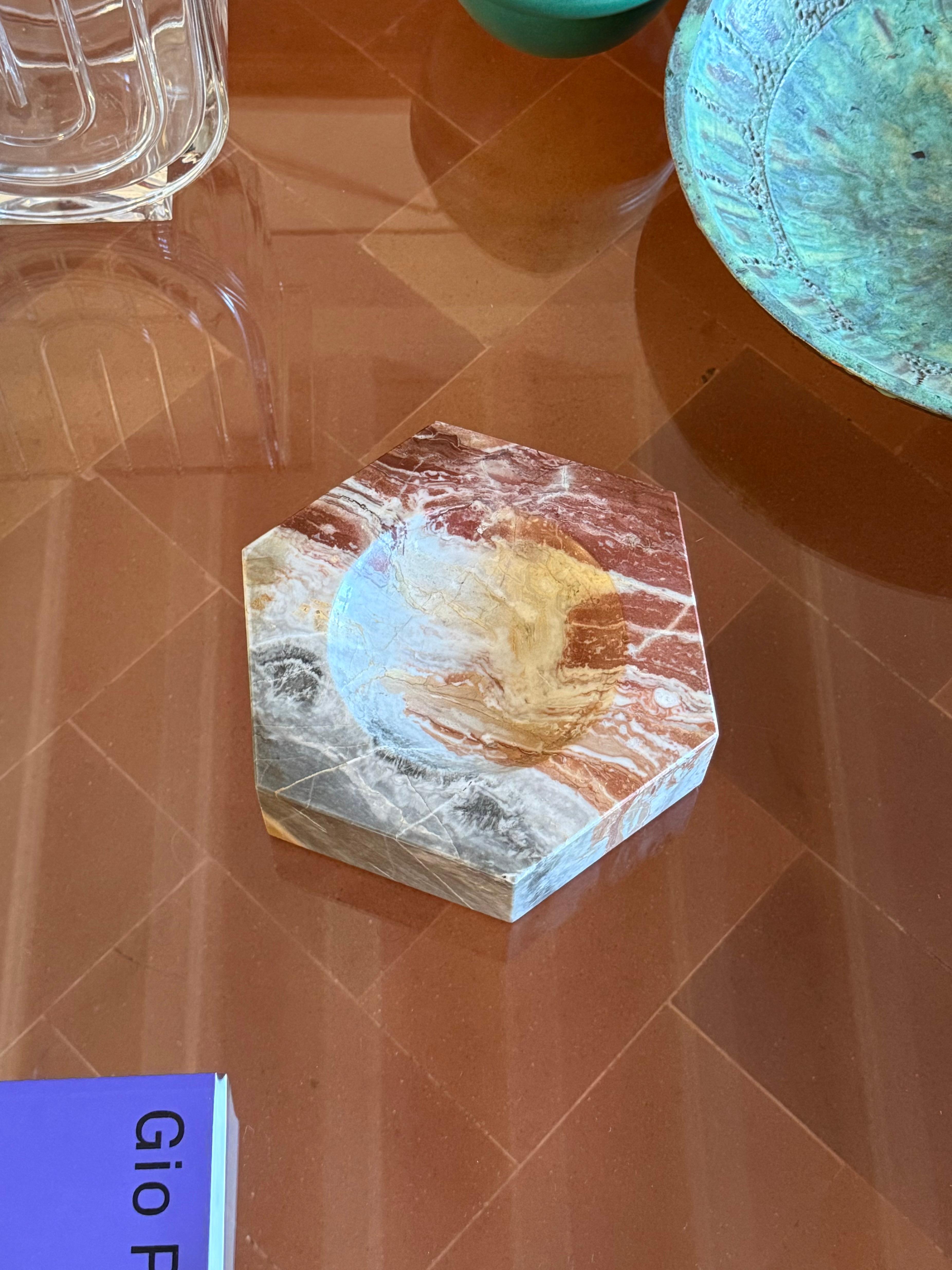 Late 20th Century Modern hexagonal multicolored marble ashtray bowl, Italy, 1970s in vendita