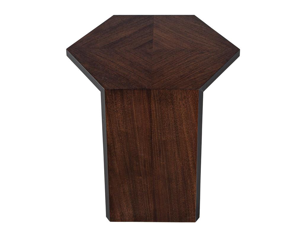 La table d'appoint moderne en noyer. Fabriquée en bois de noyer de haute qualité, cette table de forme hexagonale affiche un design épuré et contemporain qui rehaussera le style de n'importe quelle pièce. Le design ouvert unique de cette table