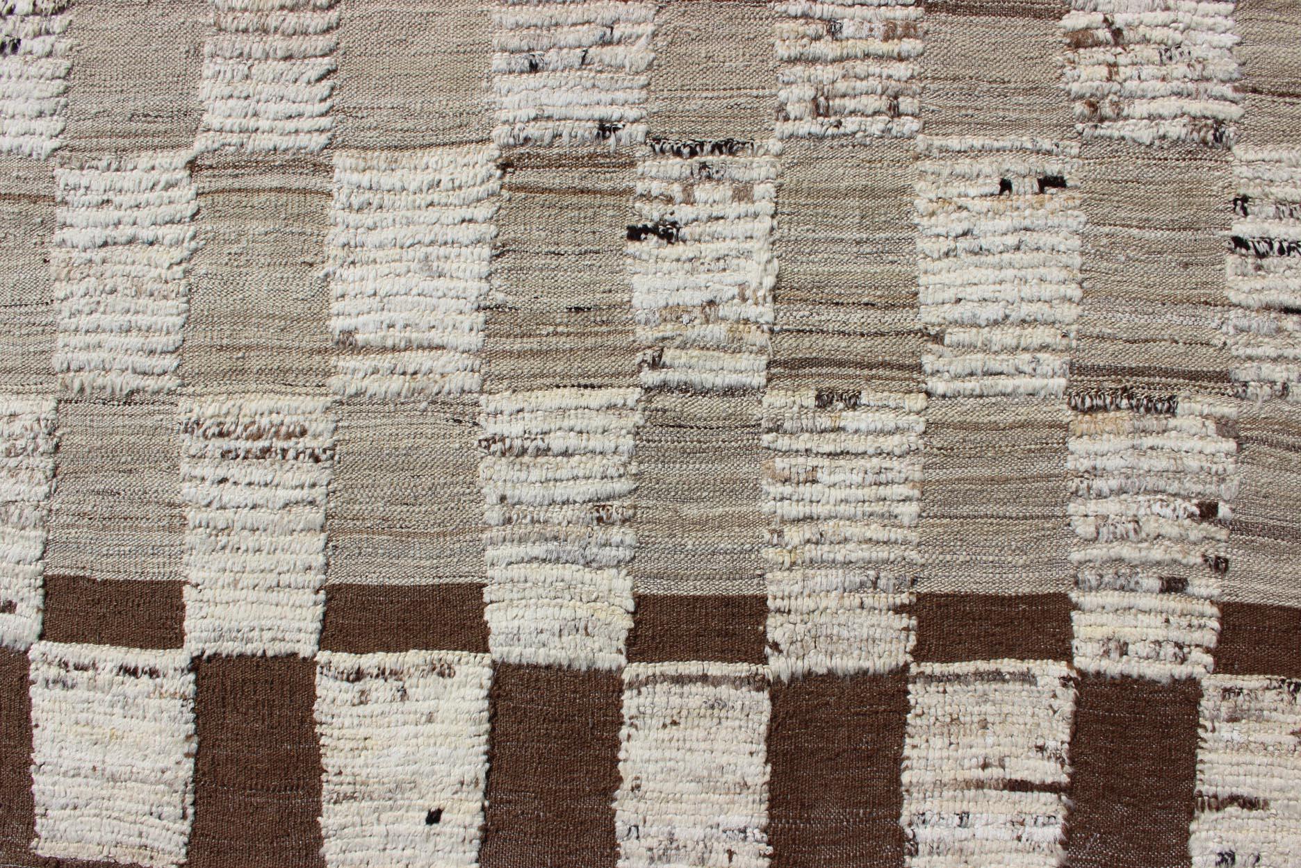 Hi-Low Piled Rug With Checkerboard Design in Earth Tones by Keivan Woven Arts In New Condition For Sale In Atlanta, GA