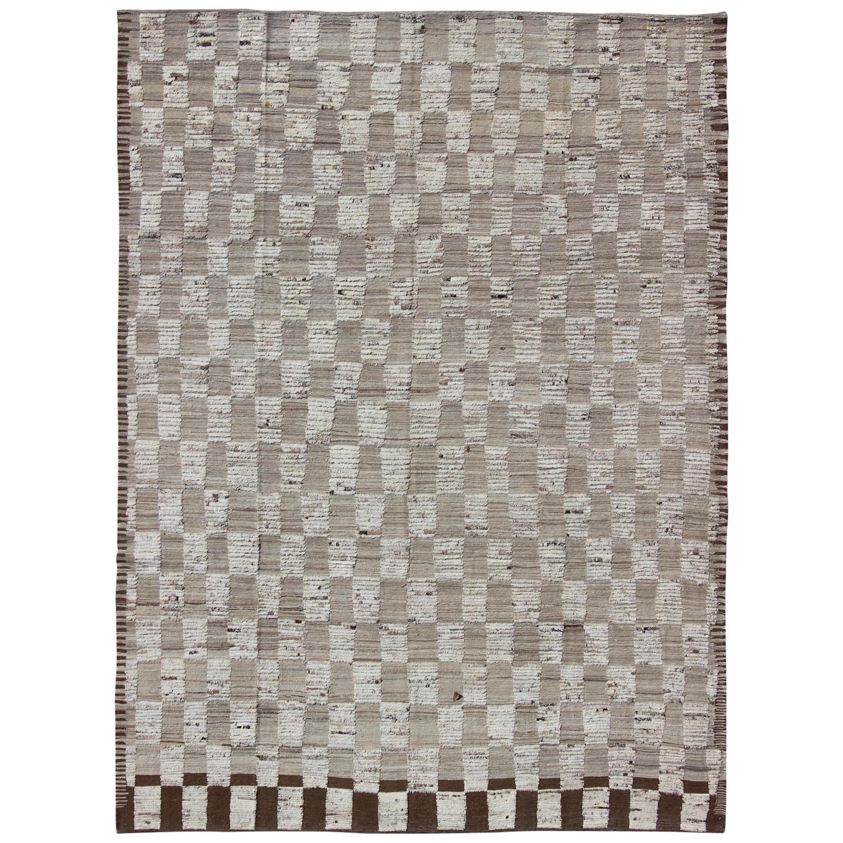 Alfombra de pelo alto y bajo con diseño de damero en tonos tierra by Keivan Woven Arts
