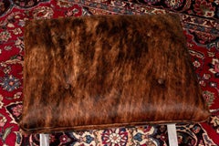 Moderner Fußhocker mit Lederüberzug und Chrom