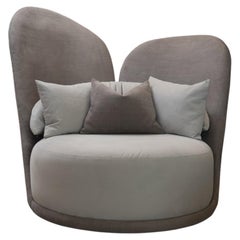 Silla moderna con respaldo alto y asiento tipo sofá
