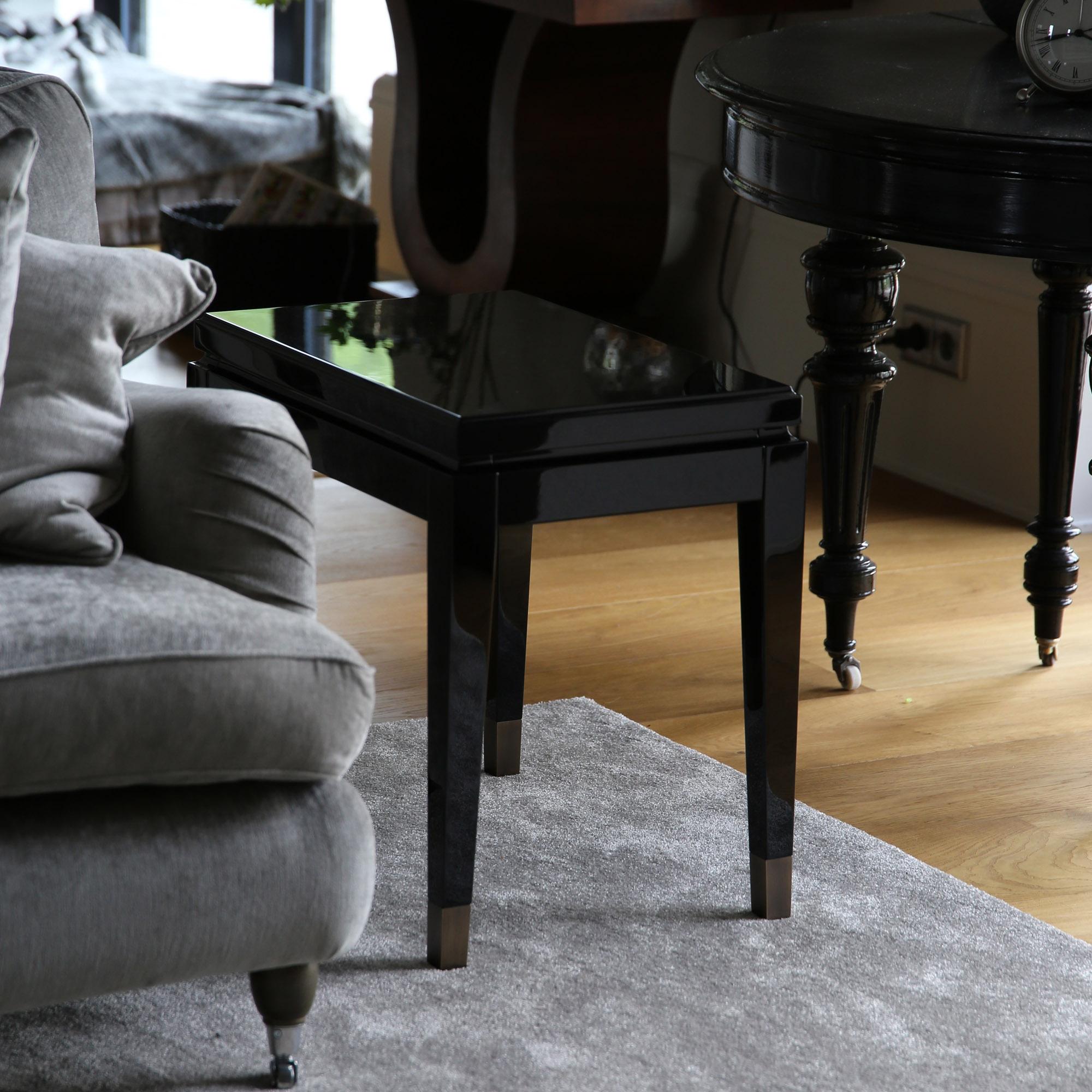 Modern high gloss round black side table In New Condition For Sale In Riga, LV