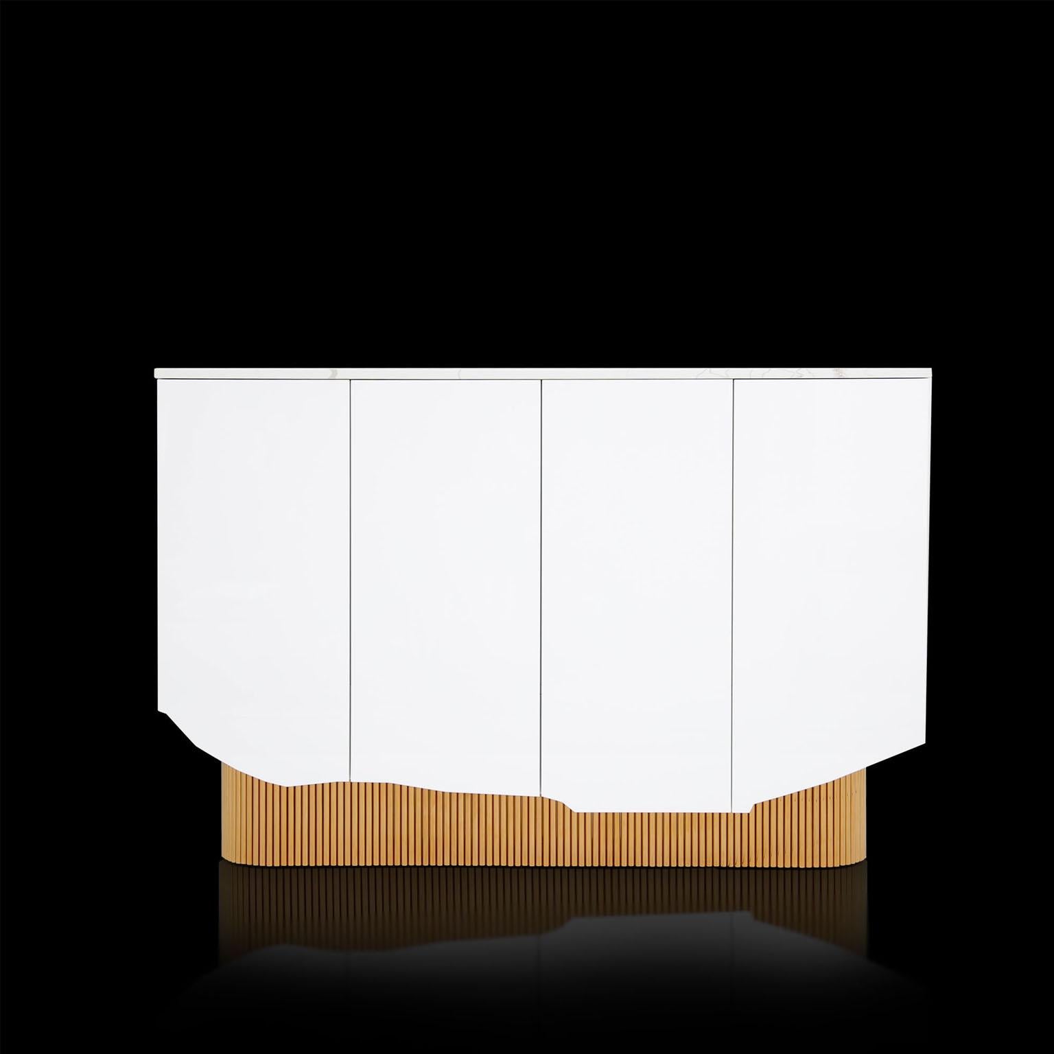 Modernes weißes Sideboard in Hochglanz mit Marmorplatte und Messingbeinen, Moderne im Zustand „Neu“ im Angebot in Riga, LV