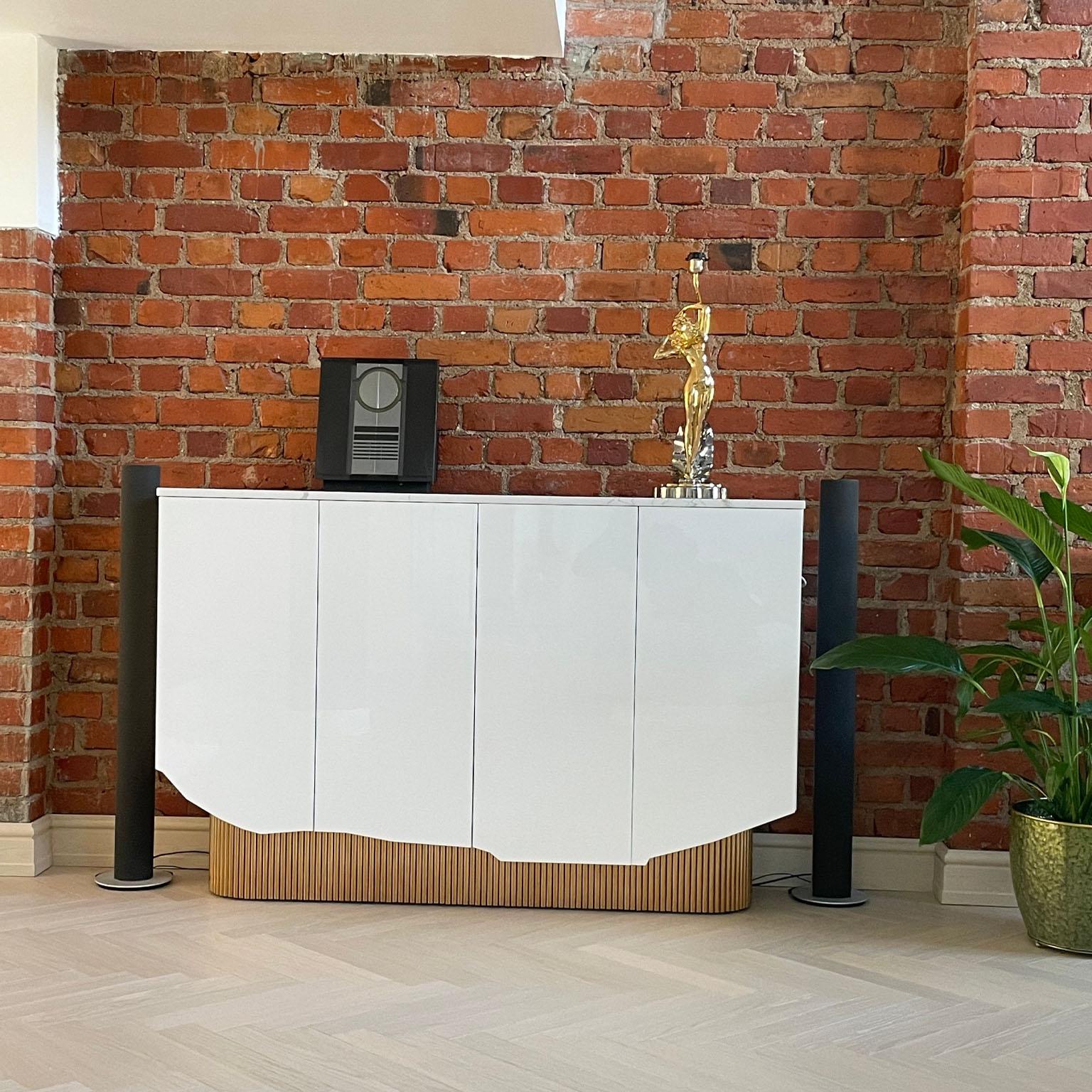 Modernes weißes Sideboard in Hochglanz mit Marmorplatte und Messingbeinen, Moderne (Europäisch) im Angebot