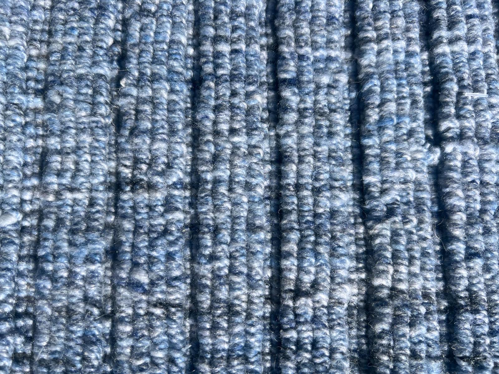 Annodato a mano, lana alta e bassa su una base di cotone. 

Realizzato su ordinazione. Qualsiasi forma e dimensione.

I tempi di consegna effettivi variano a seconda delle dimensioni.

Origine: India

Colore del campo: grigio

Colore del bordo: