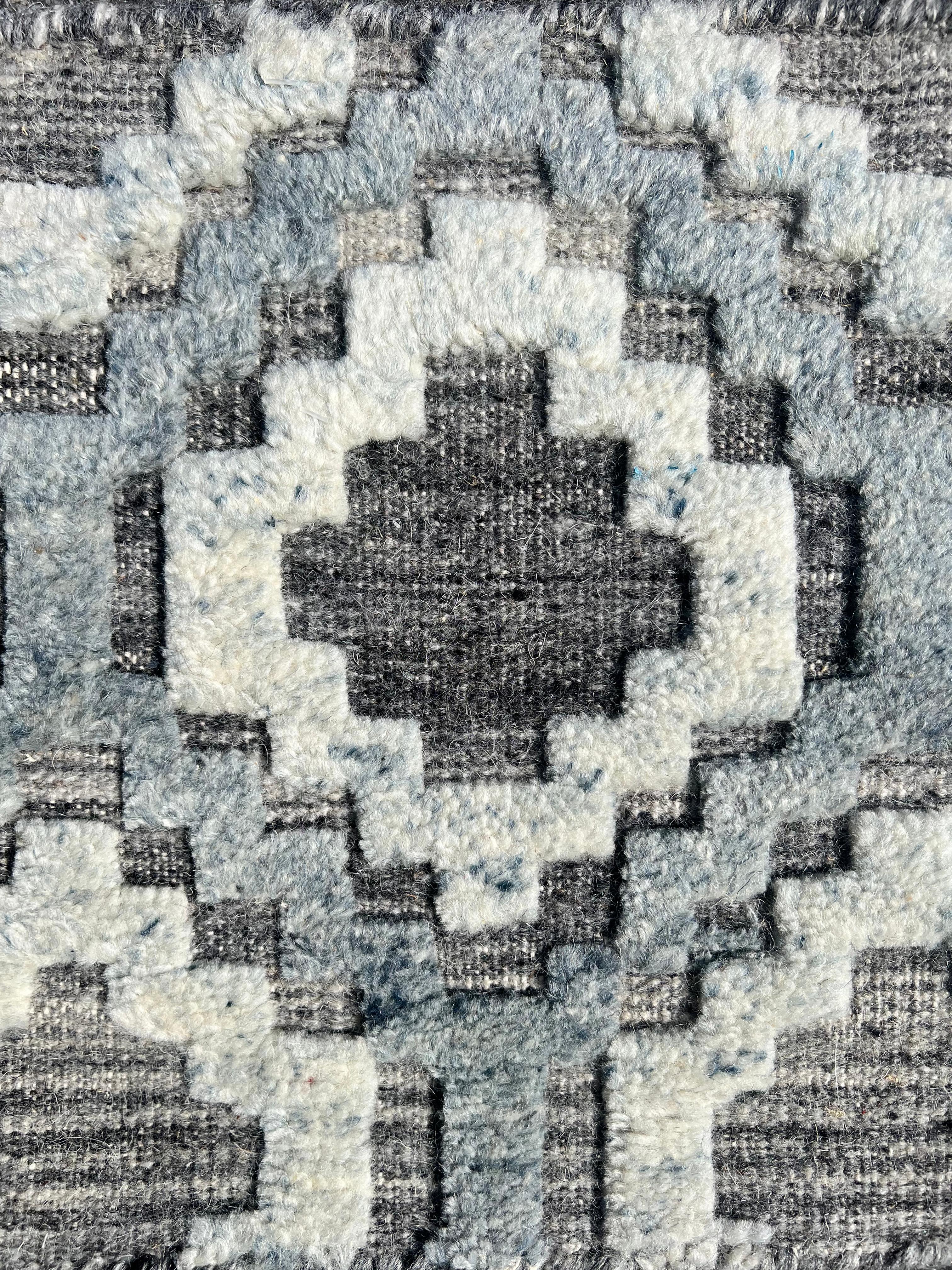 Handgeknüpfte, hochflorige Wolle auf einem Baumwollgrund. 

9X12 auf Bestellung gefertigt. 

Can in jeder Form und Größe hergestellt werden.

Die tatsächliche Vorlaufzeit hängt von der Größe ab.

Herkunft: Indien

Feldfarbe: Grau

Farbe der Bordüre: