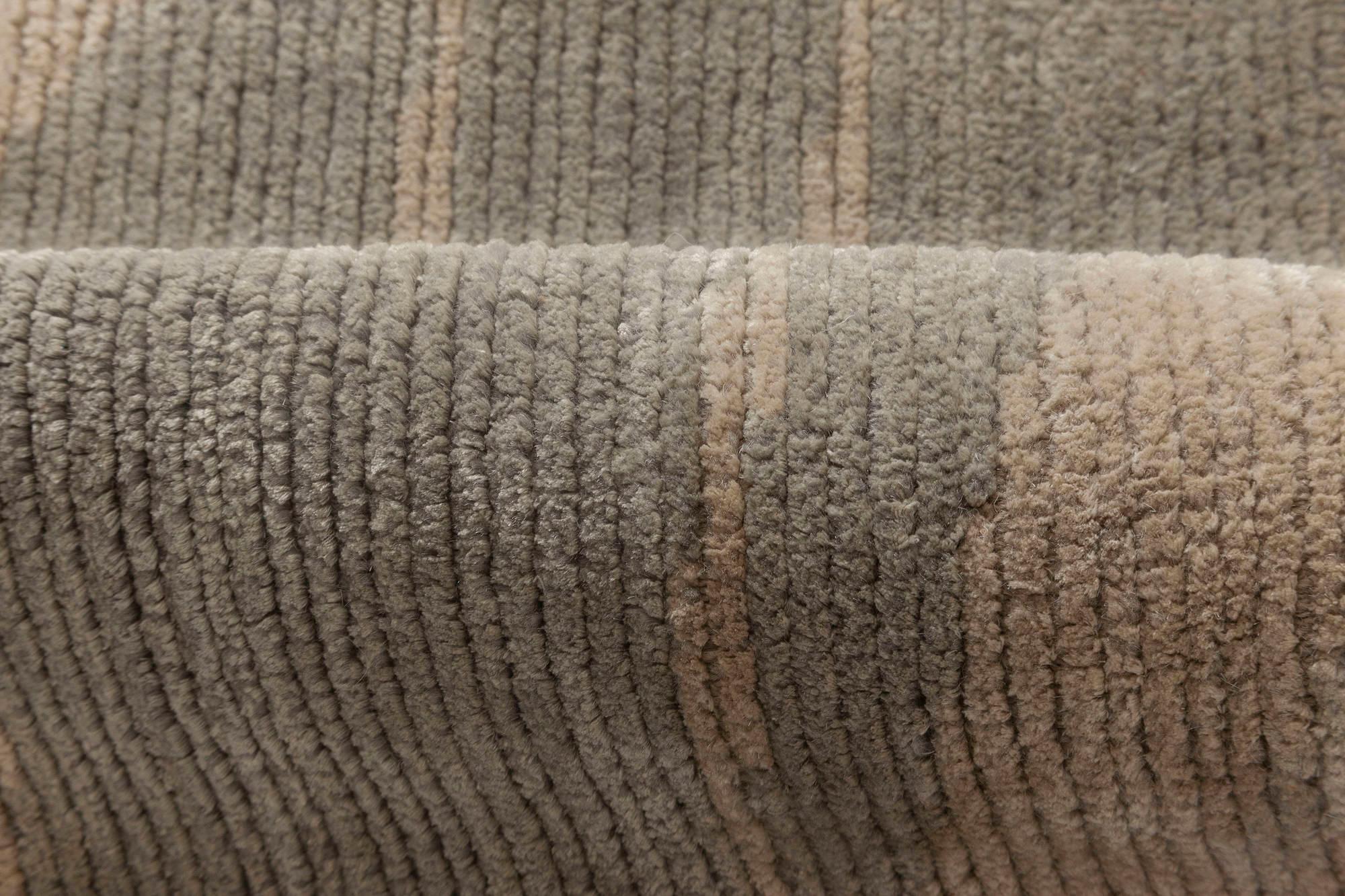 Moderno camino de lana beige y gris de alta calidad hecho a mano por Doris Leslie Blau.
Tamaño: 60 × 246 cm (2'0