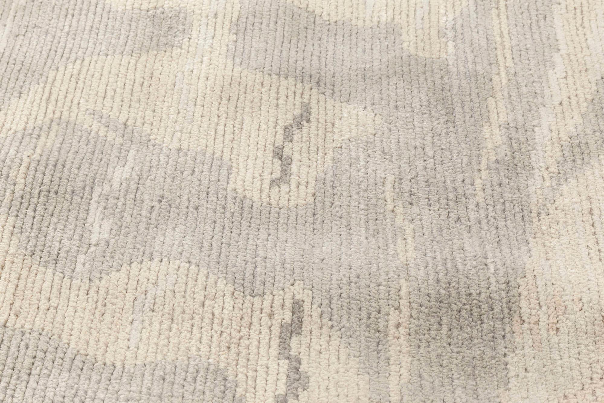Moderna alfombra de lana de alta calidad beige y gris hecha a mano por Doris Leslie Blau Moderno en venta