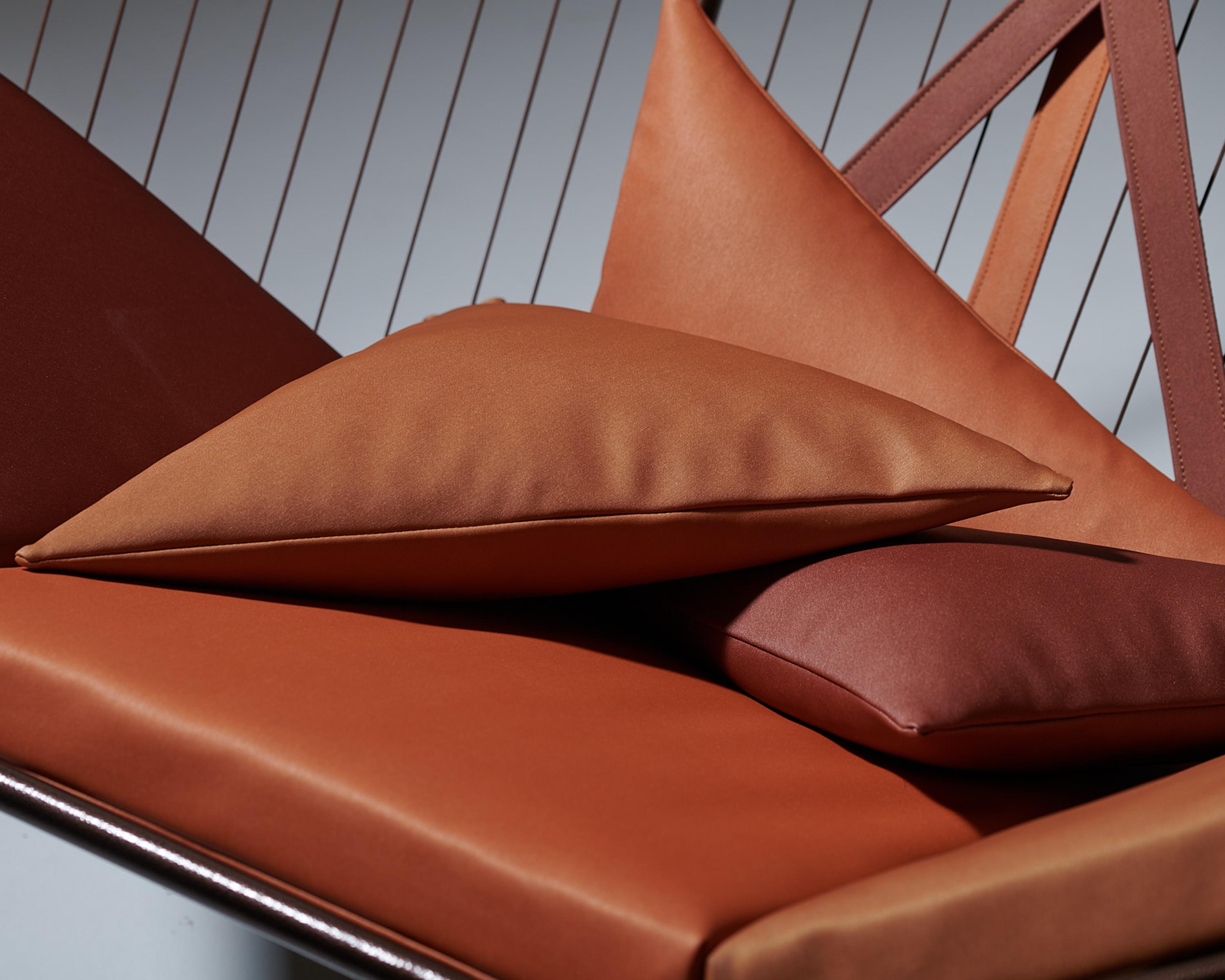 Moderner eckiger Sling-Stuhl aus Leder in hoher Qualität im Angebot 3