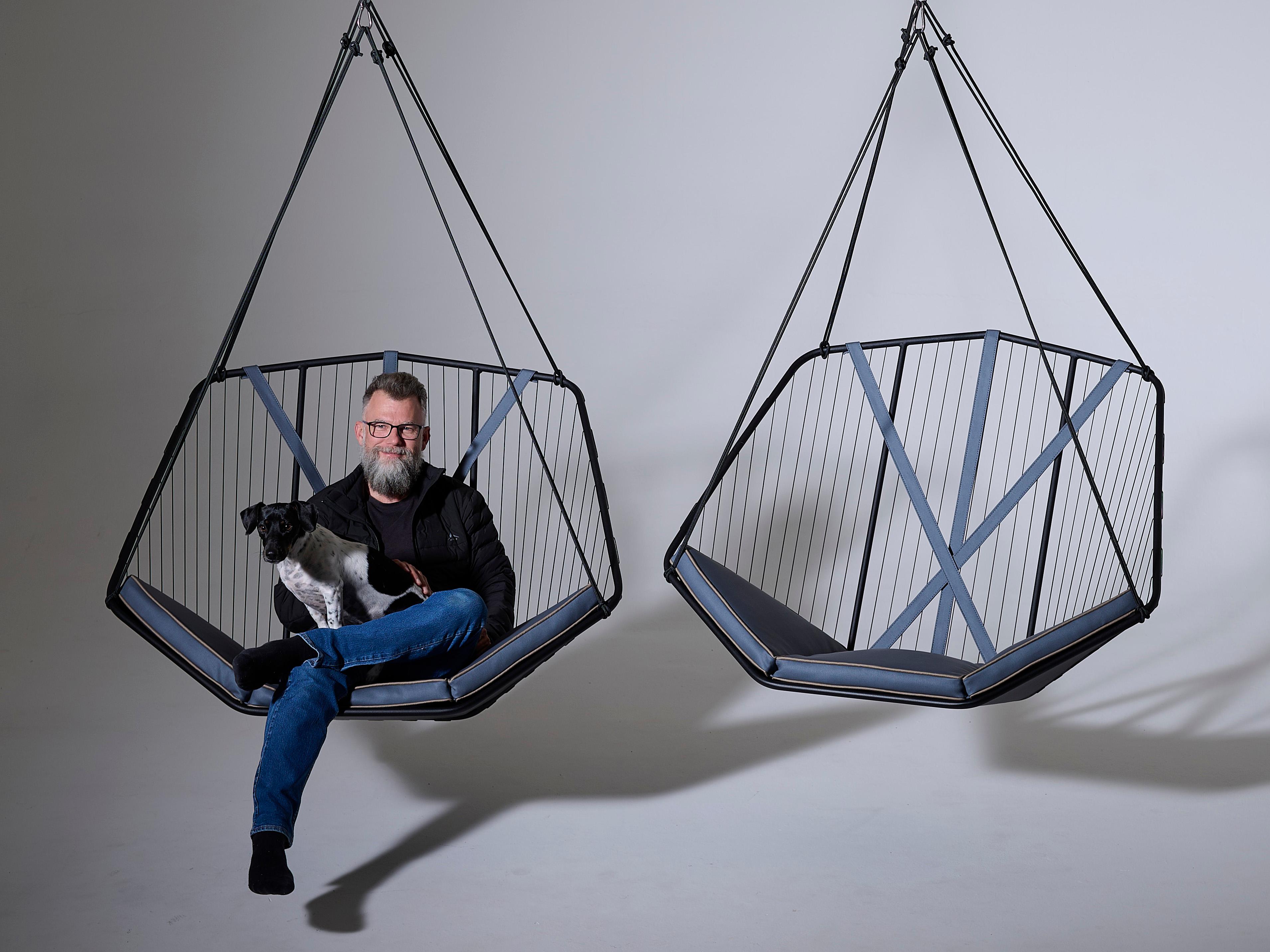 XXIe siècle et contemporain The Moderns Angular Sling Chair en cuir de haute qualité en vente
