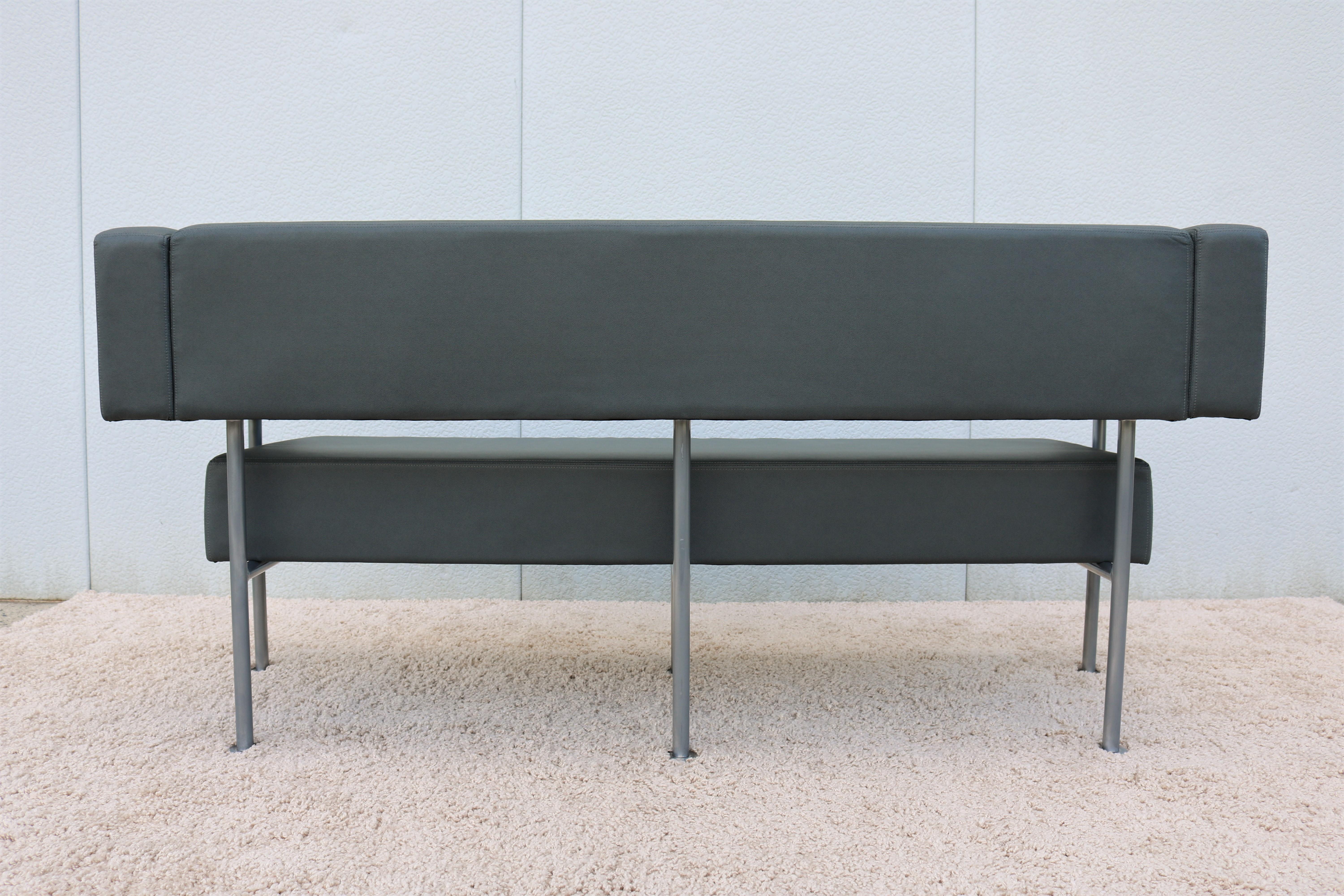 Modernes, schwebendes Longo-Sofa-Set aus grauem EcoSoft-Leder Komplot-Design im Angebot 4