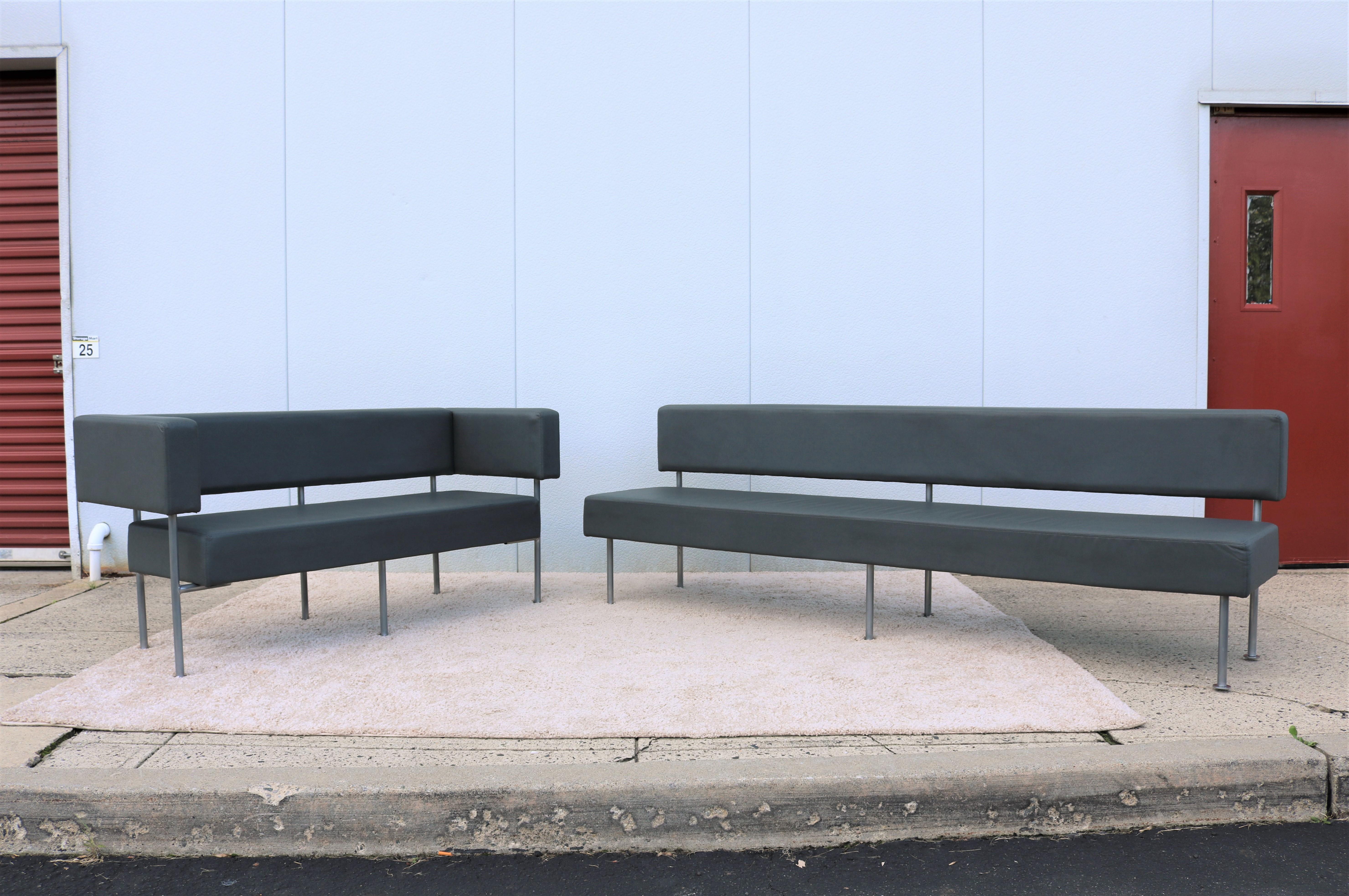 Zeitgenössisches, modernes und elegantes Schwebesofa Longo, bestehend aus 2 Teilen, einem Sofa ohne Armlehnen und einem Sofasessel.
Hochwertiges Design und hohe Strapazierfähigkeit, bietet entspannten Komfort und außergewöhnliche