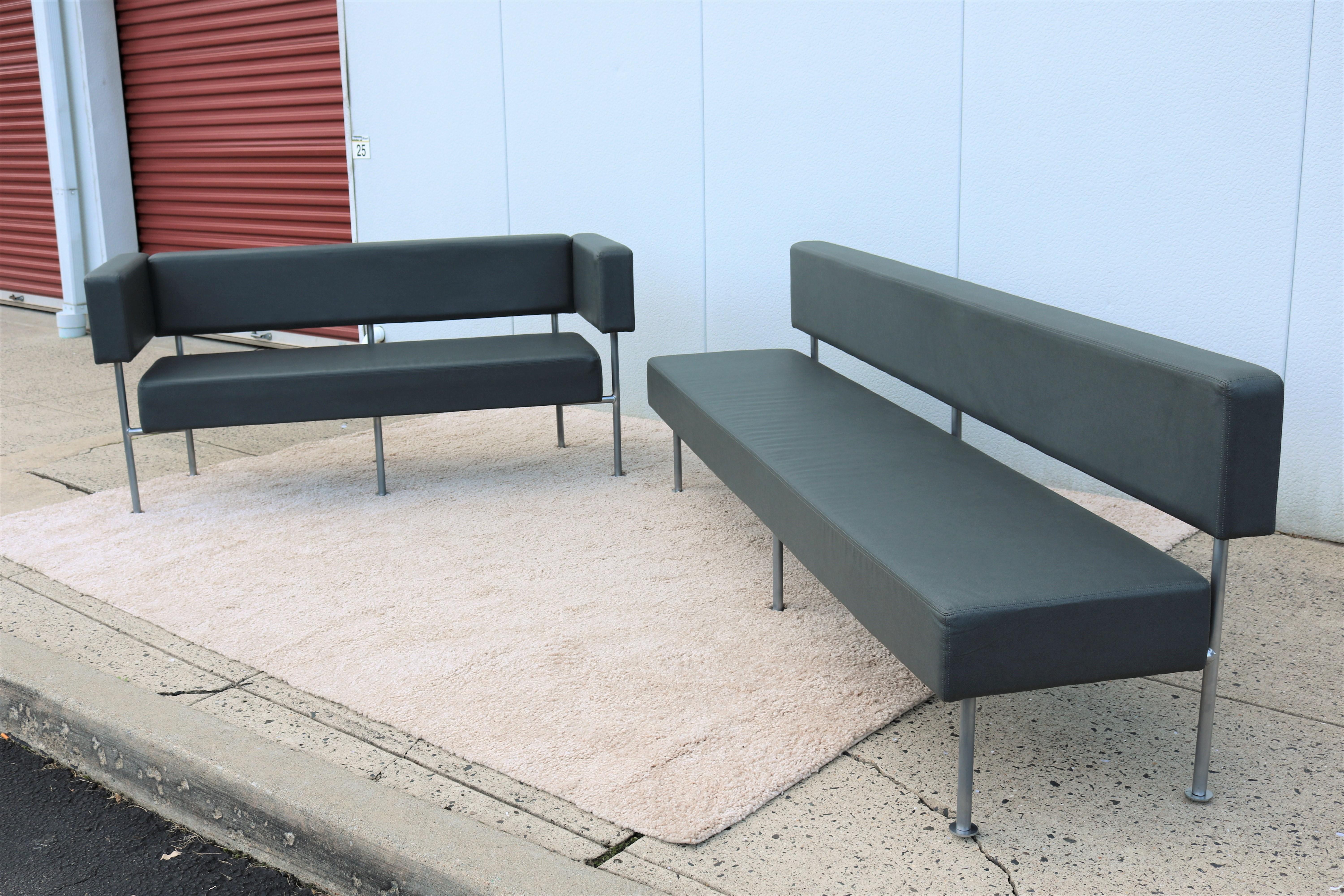 Modernes, schwebendes Longo-Sofa-Set aus grauem EcoSoft-Leder Komplot-Design (Pulverbeschichtet) im Angebot
