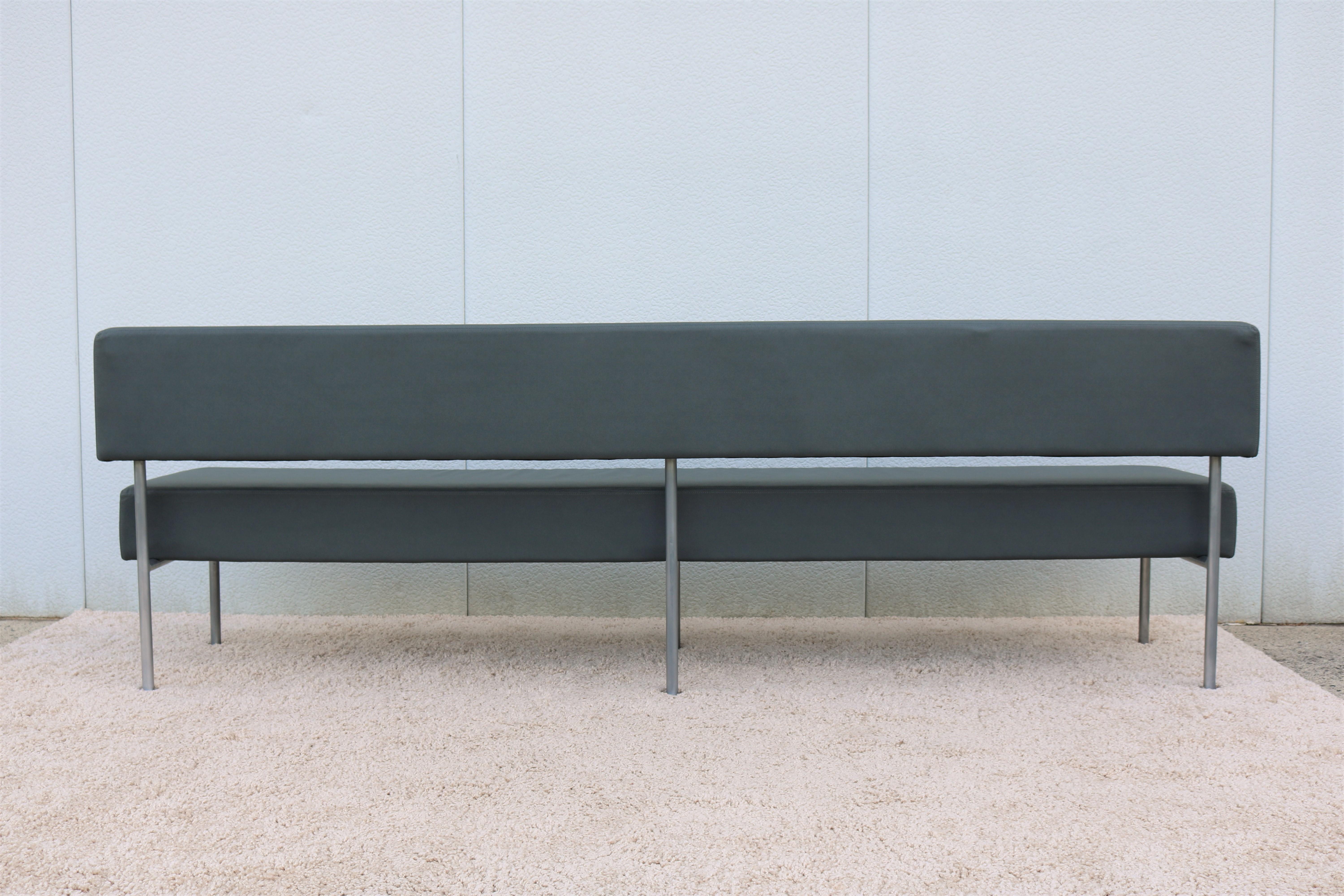 Modernes, schwebendes Longo-Sofa-Set aus grauem EcoSoft-Leder Komplot-Design (Stahl) im Angebot