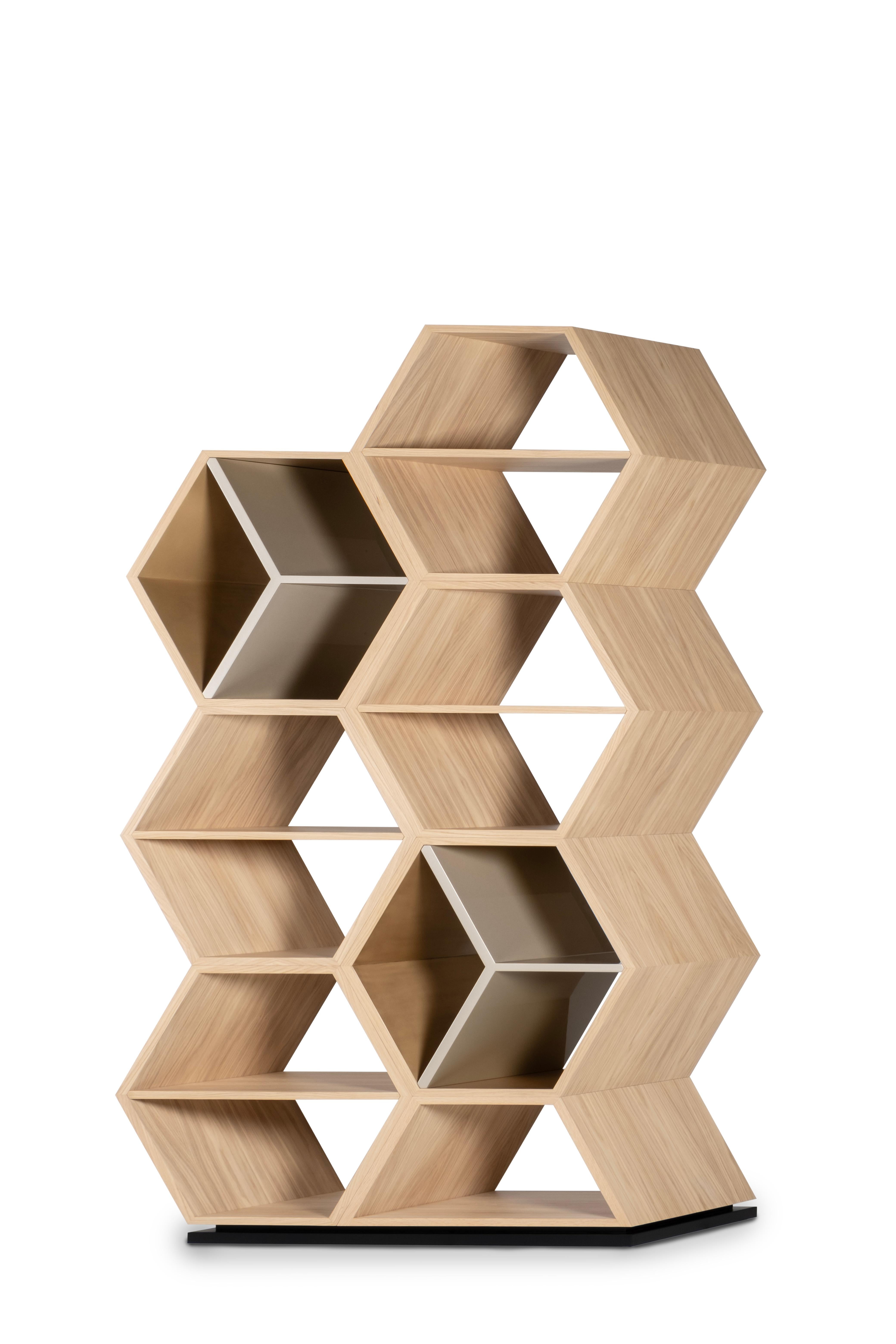 Moderno Libreria moderna Hobart, Oak Oak americano, bronzo, fatta a mano in Portogallo by Greenapple in vendita