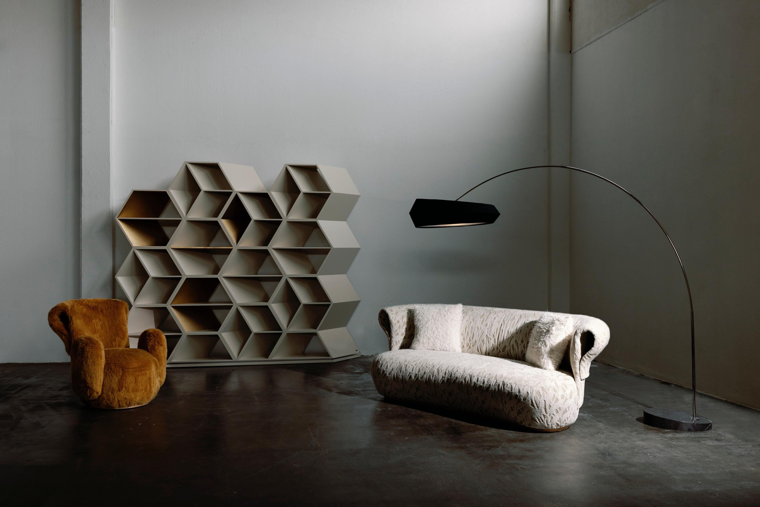 Travail du bois Bibliothèque moderne Hobart, bronze doré beige, fabriquée à la main au Portugal par Greenapple en vente