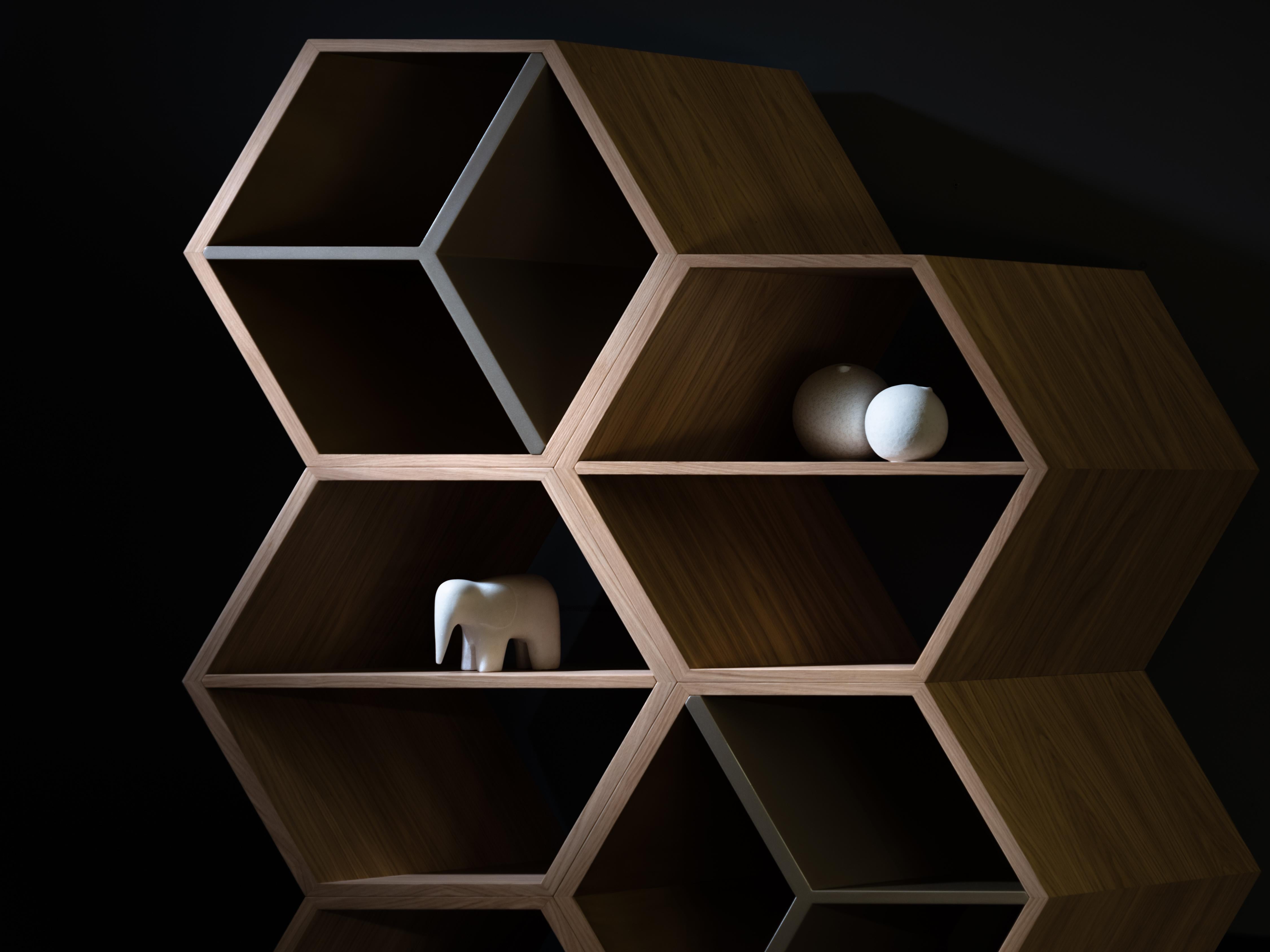 Legno Libreria moderna Hobart, impiallacciata in noce, realizzata a mano in Portogallo da Greenapple in vendita