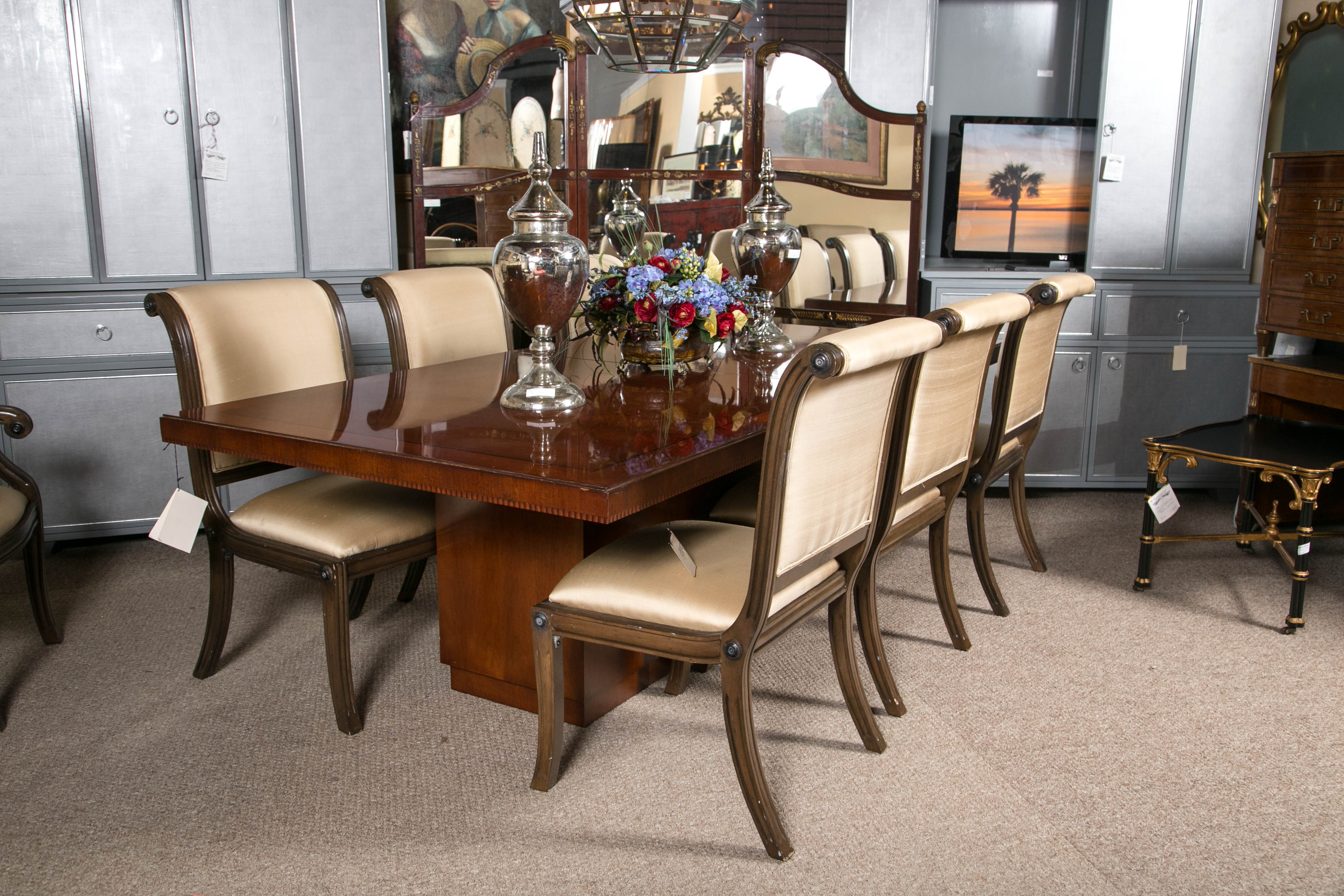 Cette table de salle à manger absolument magnifique est vendue à Bloomingdale's à plus de 18 000 dollars. Cette table de salle à manger en bois massif plaqué noyer est incrustée d'une bordure en ébène et repose sur une base sculptée. Livré avec une